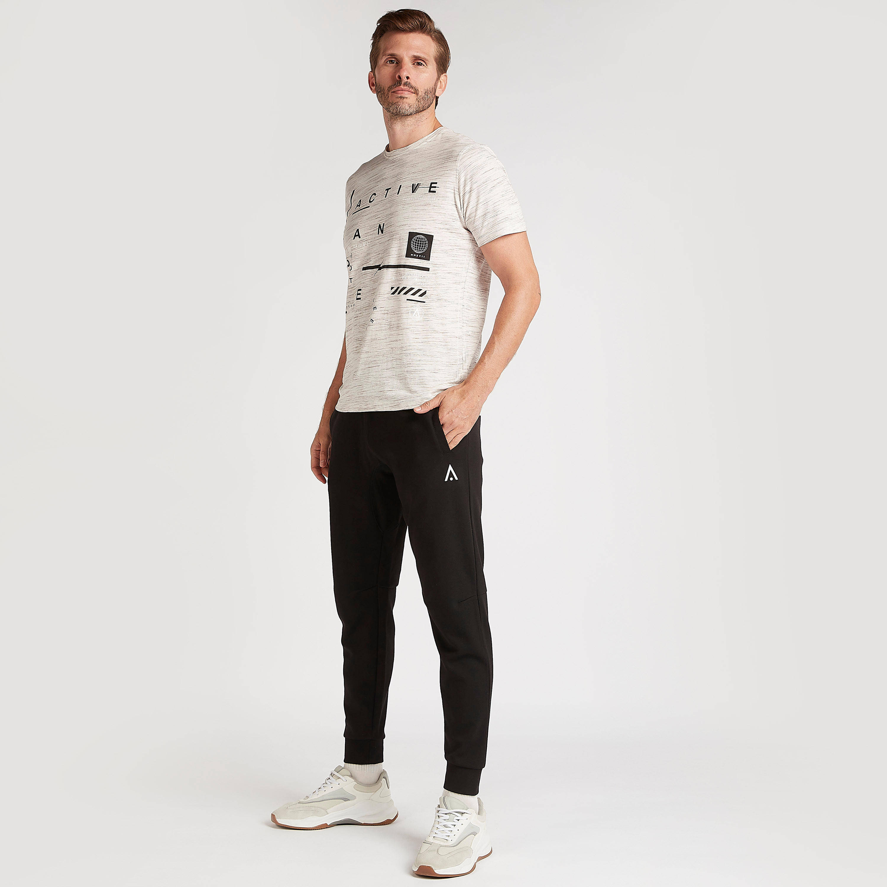 تيشيرت بياقة ضيّقة وأكمام قصيرة وطبعات تايبوجرافيك-men-clothing-sportswearandactivewear-tshirtsandpolos-image-6