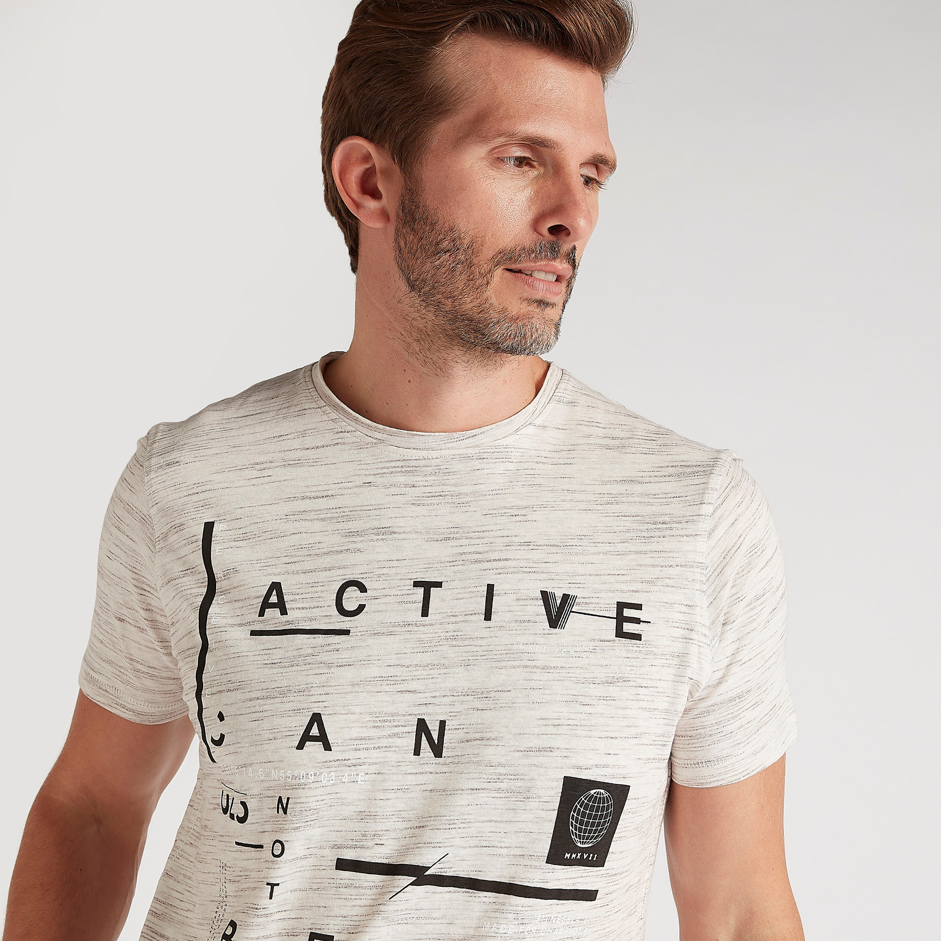 تيشيرت بياقة ضيّقة وأكمام قصيرة وطبعات تايبوجرافيك-men-clothing-sportswearandactivewear-tshirtsandpolos-image-5
