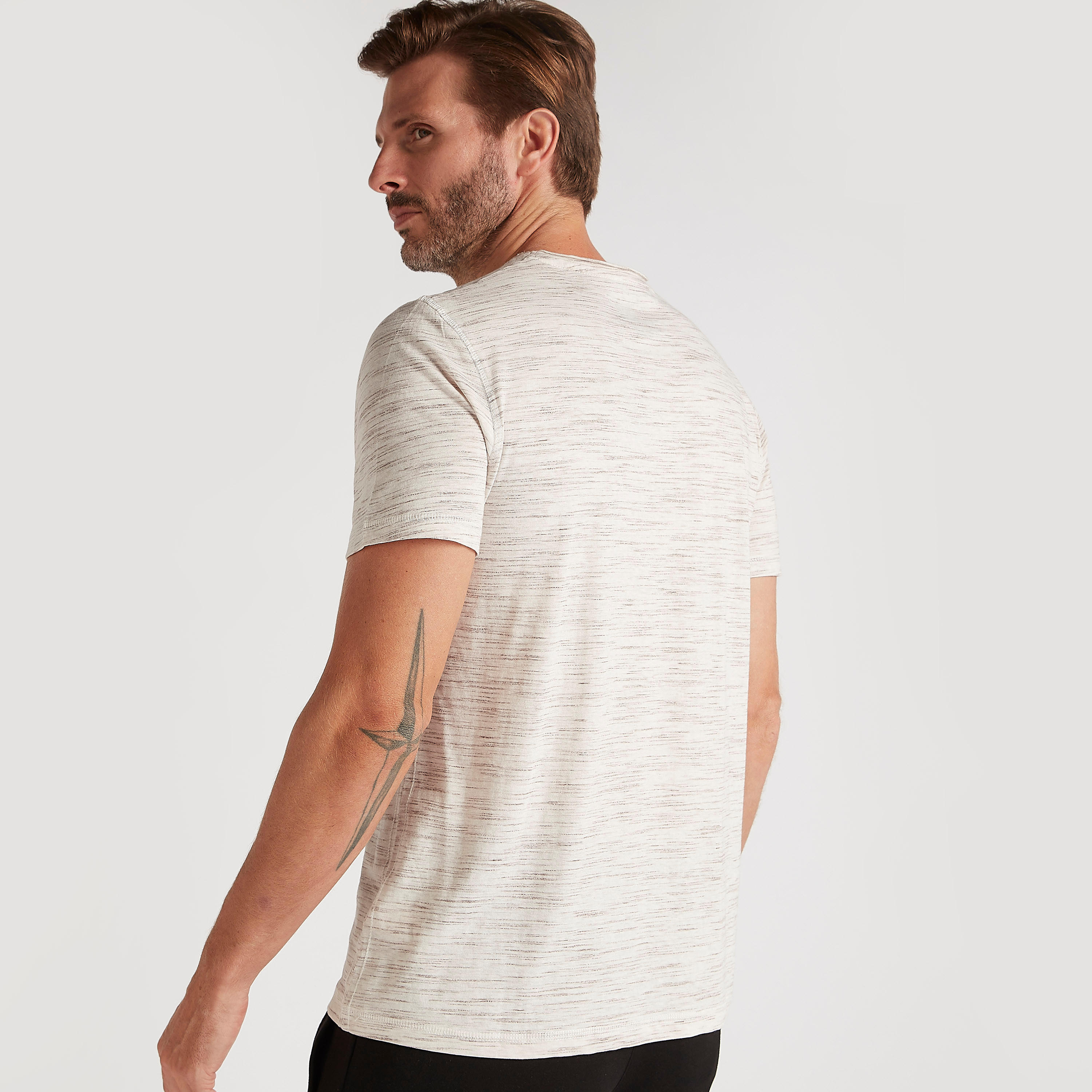 تيشيرت بياقة ضيّقة وأكمام قصيرة وطبعات تايبوجرافيك-men-clothing-sportswearandactivewear-tshirtsandpolos-image-4