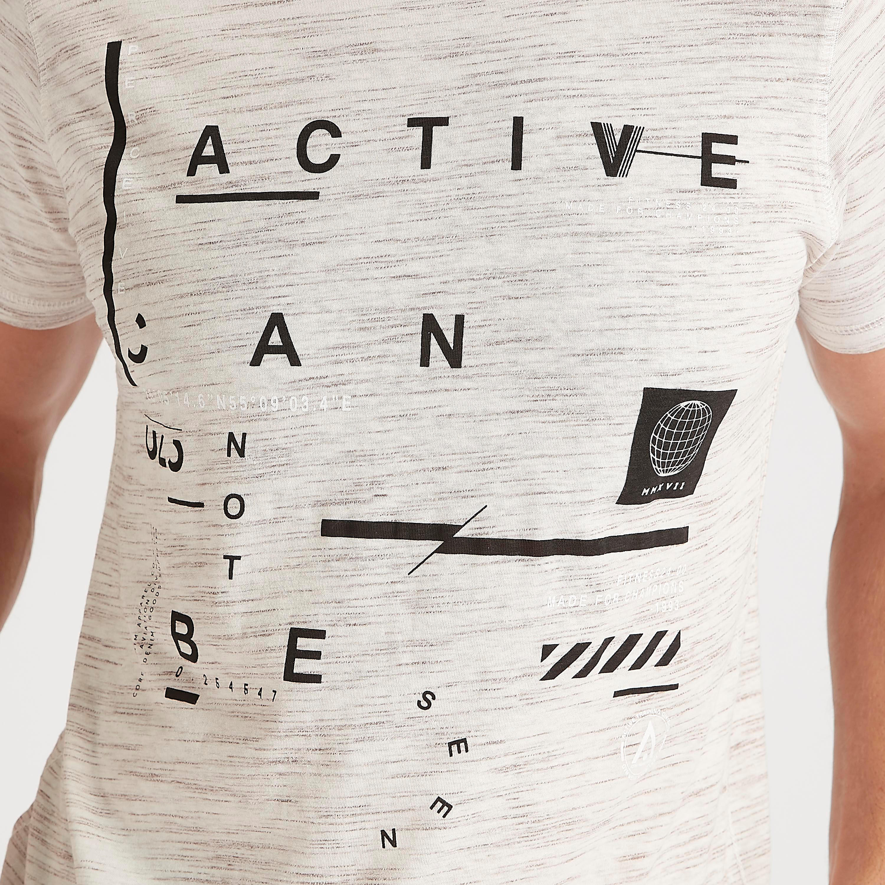 تيشيرت بياقة ضيّقة وأكمام قصيرة وطبعات تايبوجرافيك-men-clothing-sportswearandactivewear-tshirtsandpolos-image-3