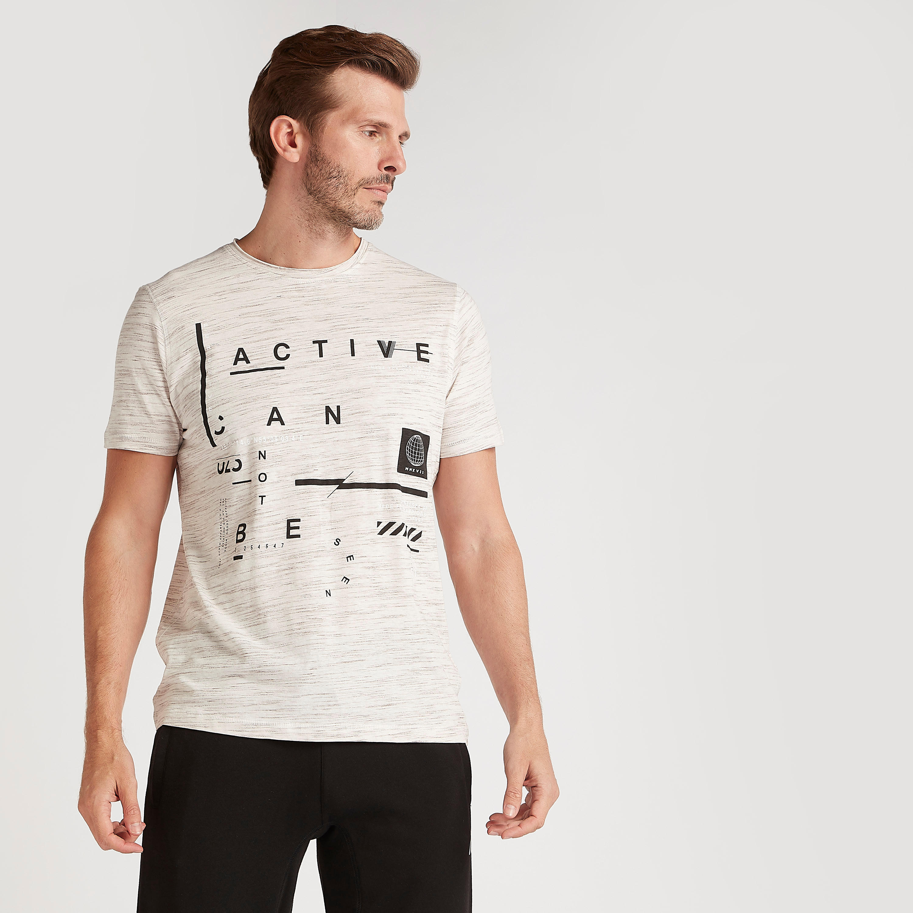 تيشيرت بياقة ضيّقة وأكمام قصيرة وطبعات تايبوجرافيك-men-clothing-sportswearandactivewear-tshirtsandpolos-image-2