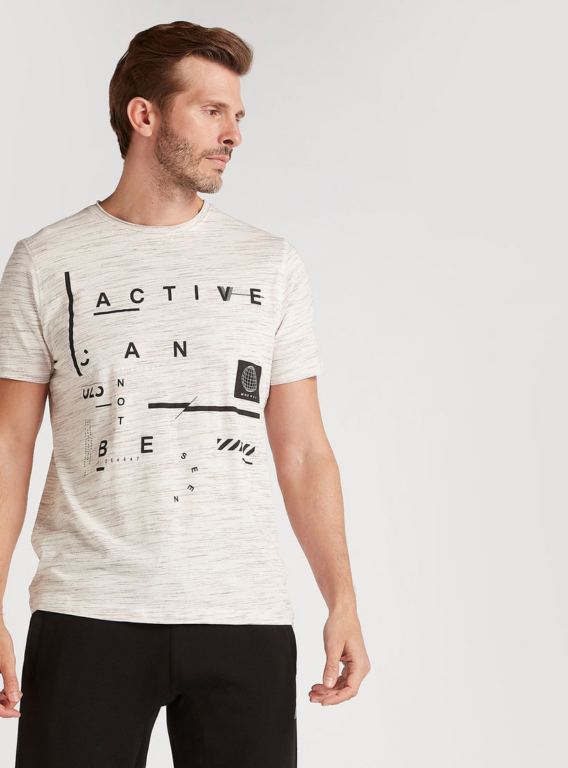 تيشيرت بياقة ضيّقة وأكمام قصيرة وطبعات تايبوجرافيك-men-clothing-sportswearandactivewear-tshirtsandpolos-image-2