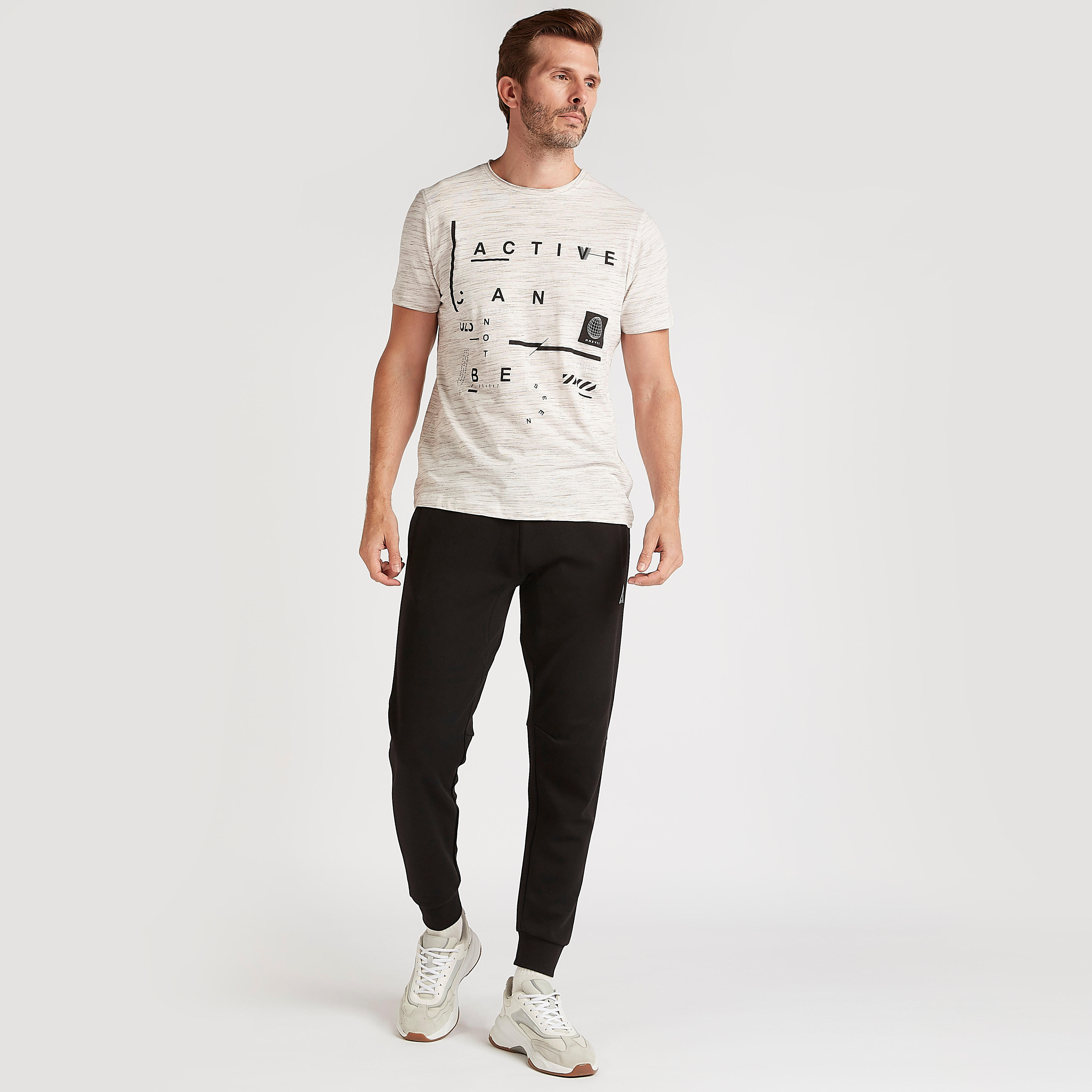 تيشيرت بياقة ضيّقة وأكمام قصيرة وطبعات تايبوجرافيك-men-clothing-sportswearandactivewear-tshirtsandpolos-image-1