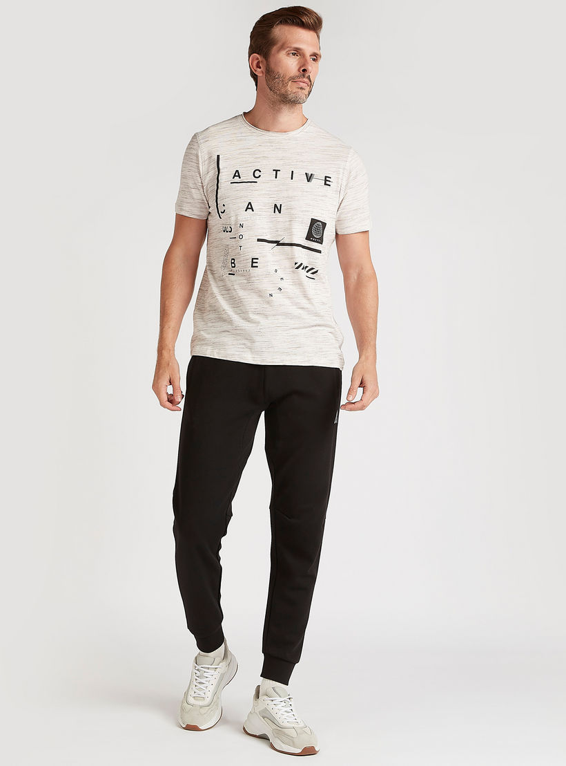 تيشيرت بياقة ضيّقة وأكمام قصيرة وطبعات تايبوجرافيك-men-clothing-sportswearandactivewear-tshirtsandpolos-image-1