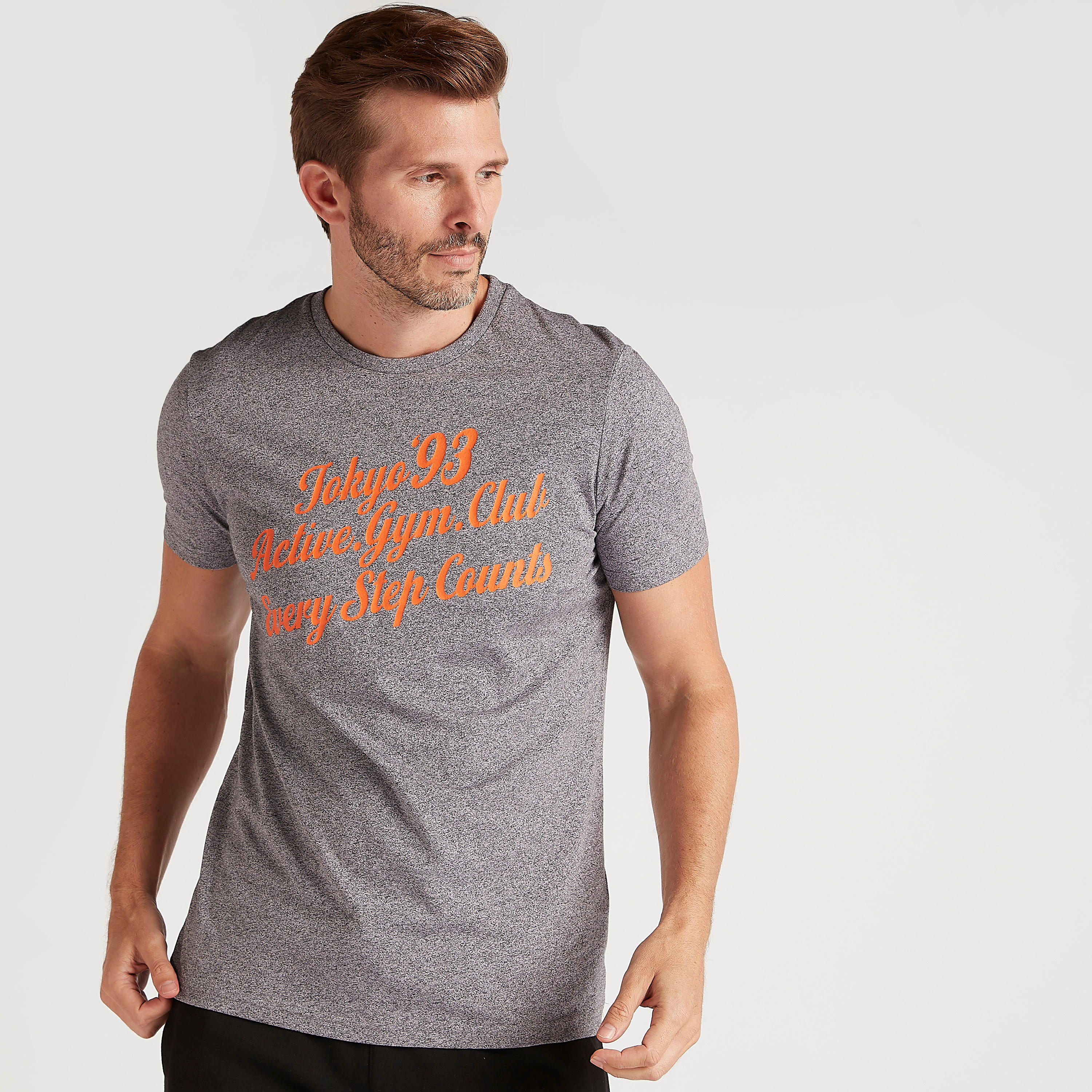 تيشيرت بياقة ضيقة وأكمام قصيرة وطبعات-men-clothing-sportswearandactivewear-tshirtsandpolos-image-1