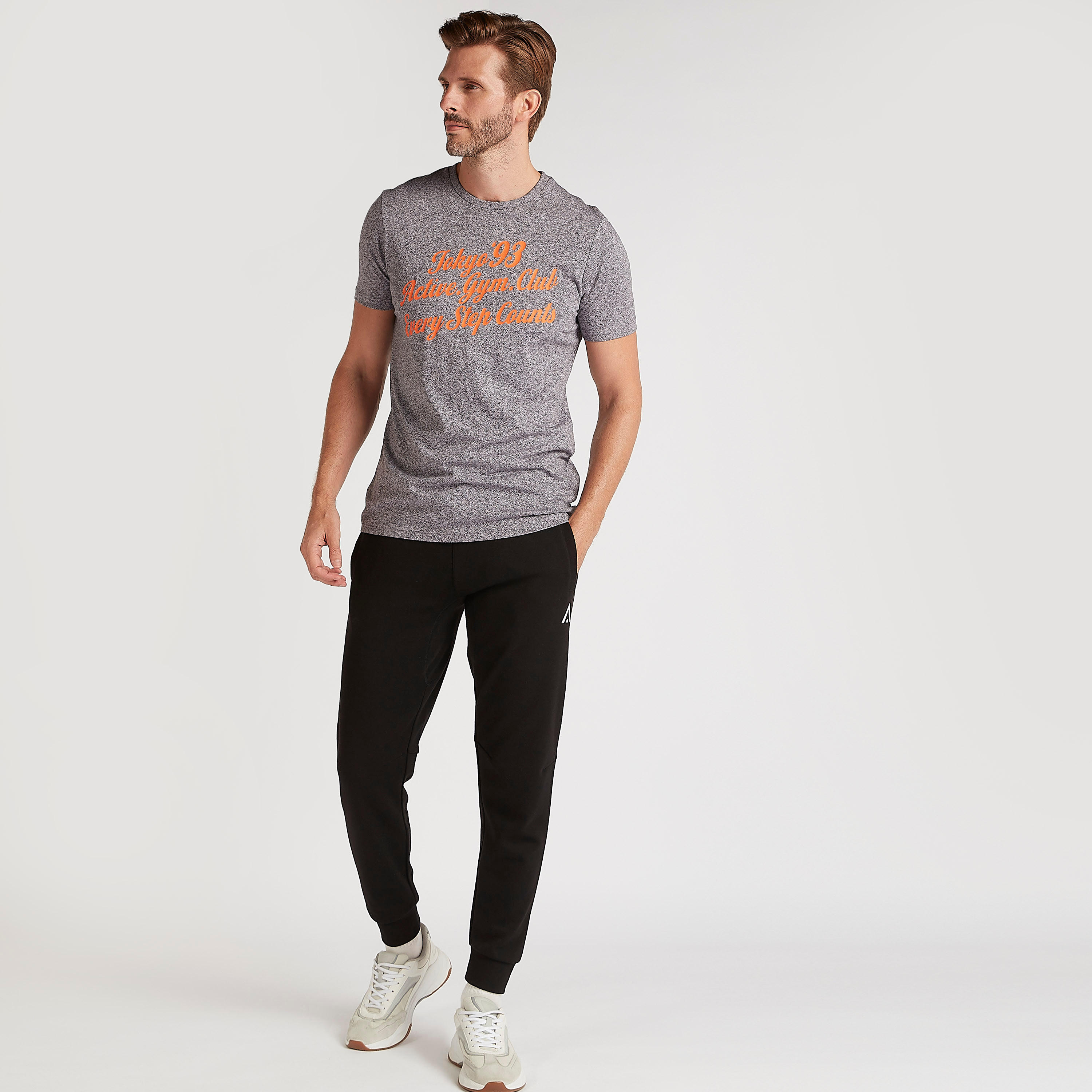 تيشيرت بياقة ضيقة وأكمام قصيرة وطبعات-men-clothing-sportswearandactivewear-tshirtsandpolos-image-2