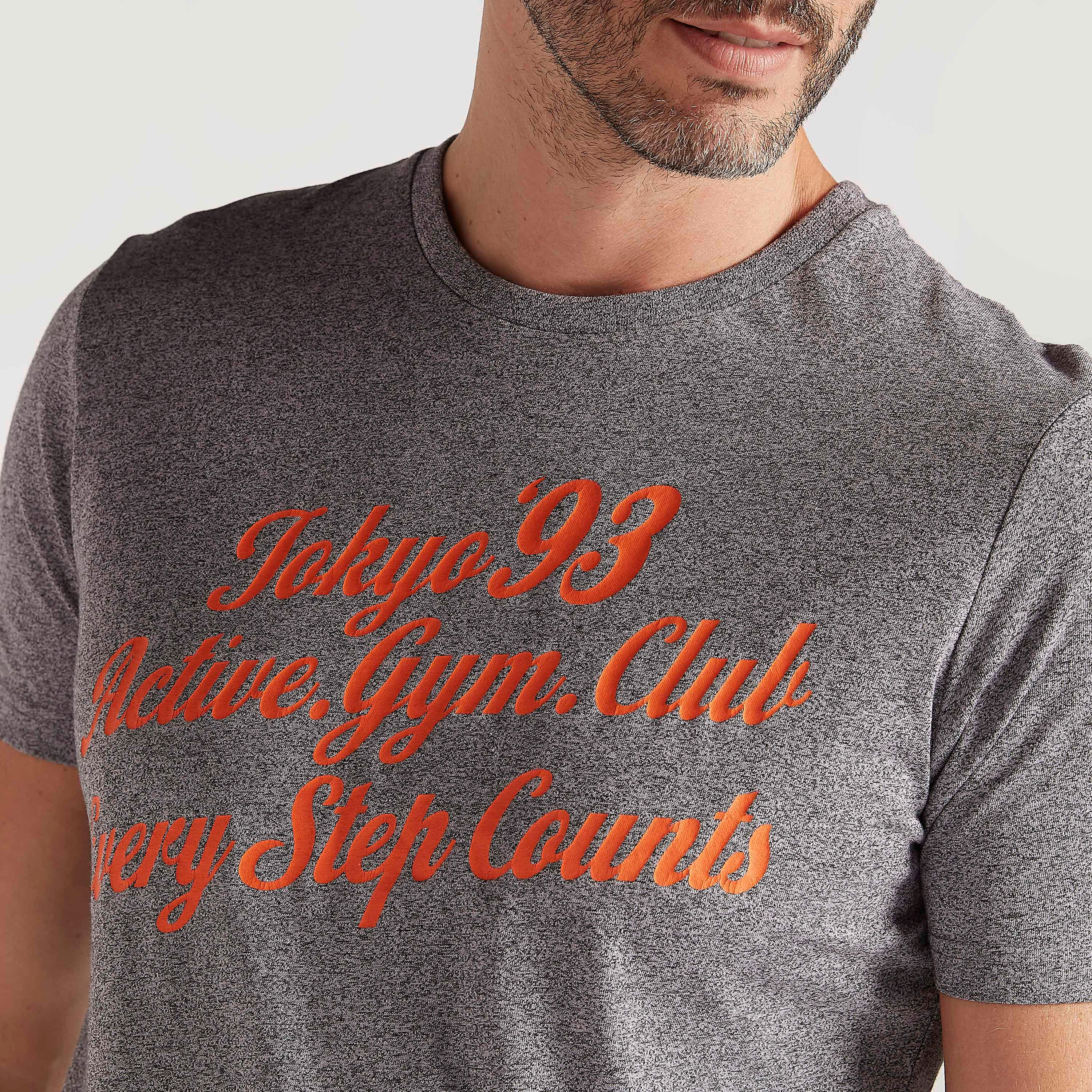 تيشيرت بياقة ضيقة وأكمام قصيرة وطبعات-men-clothing-sportswearandactivewear-tshirtsandpolos-image-3