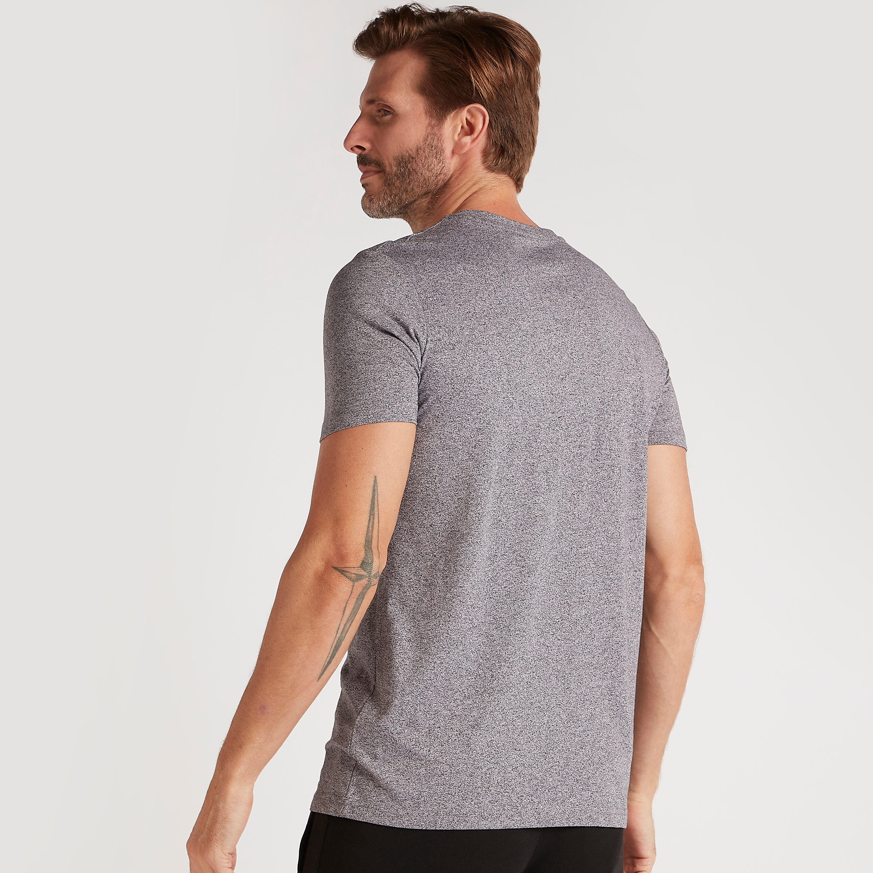 تيشيرت بياقة ضيقة وأكمام قصيرة وطبعات-men-clothing-sportswearandactivewear-tshirtsandpolos-image-4