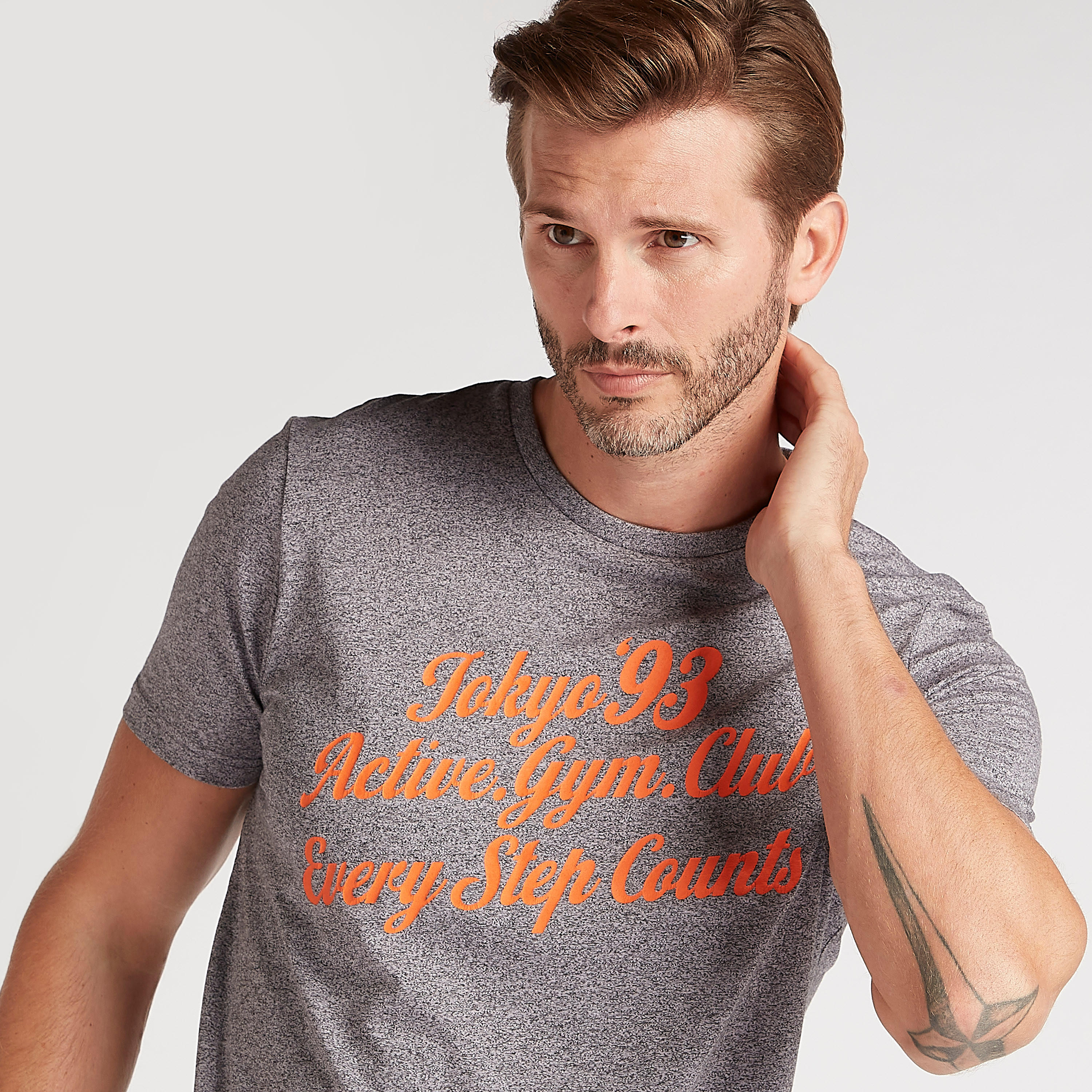 تيشيرت بياقة ضيقة وأكمام قصيرة وطبعات-men-clothing-sportswearandactivewear-tshirtsandpolos-image-5