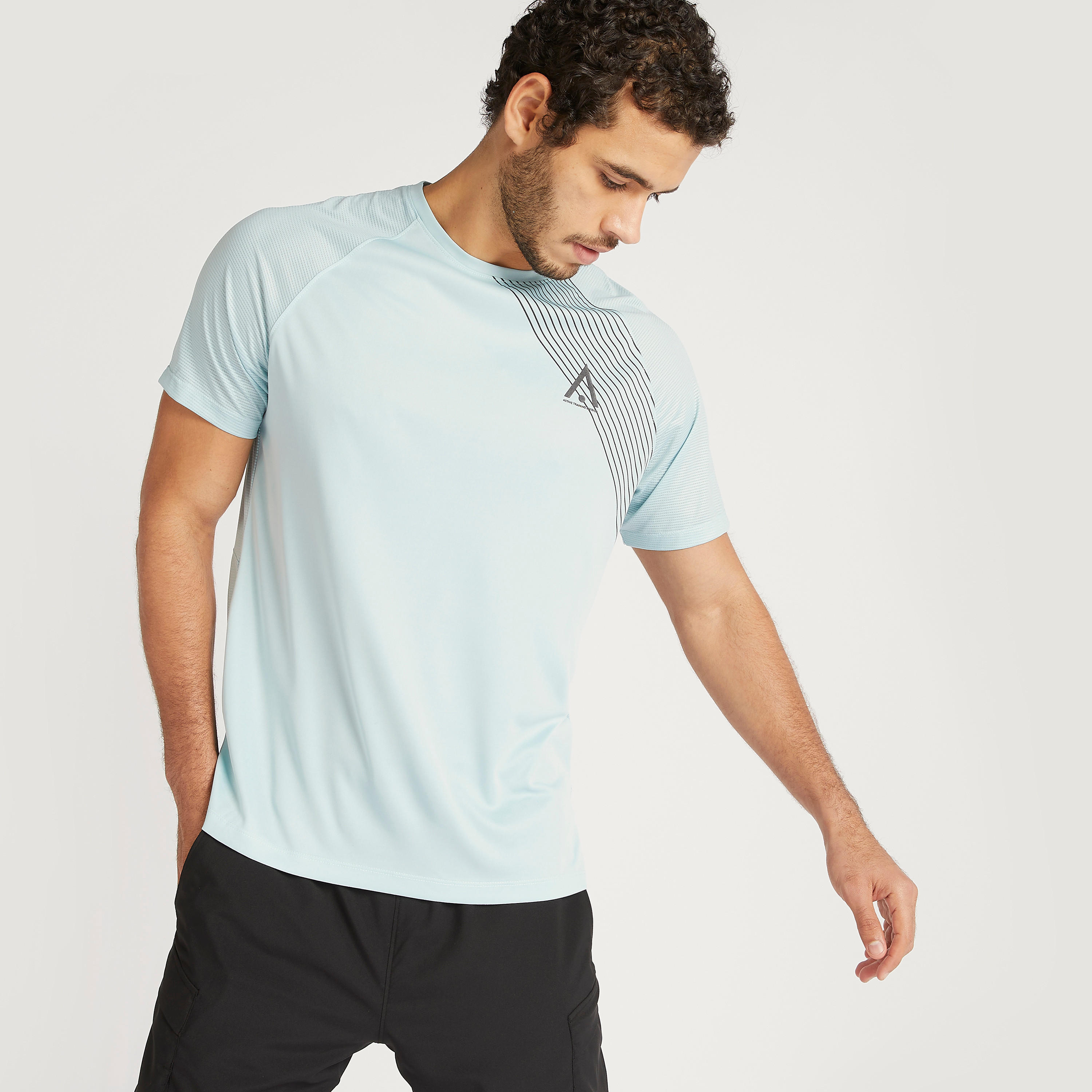 تيشيرت بياقة ضيّقة وأكمام قصيرة وطبعات-men-clothing-sportswearandactivewear-tshirtsandpolos-image-1