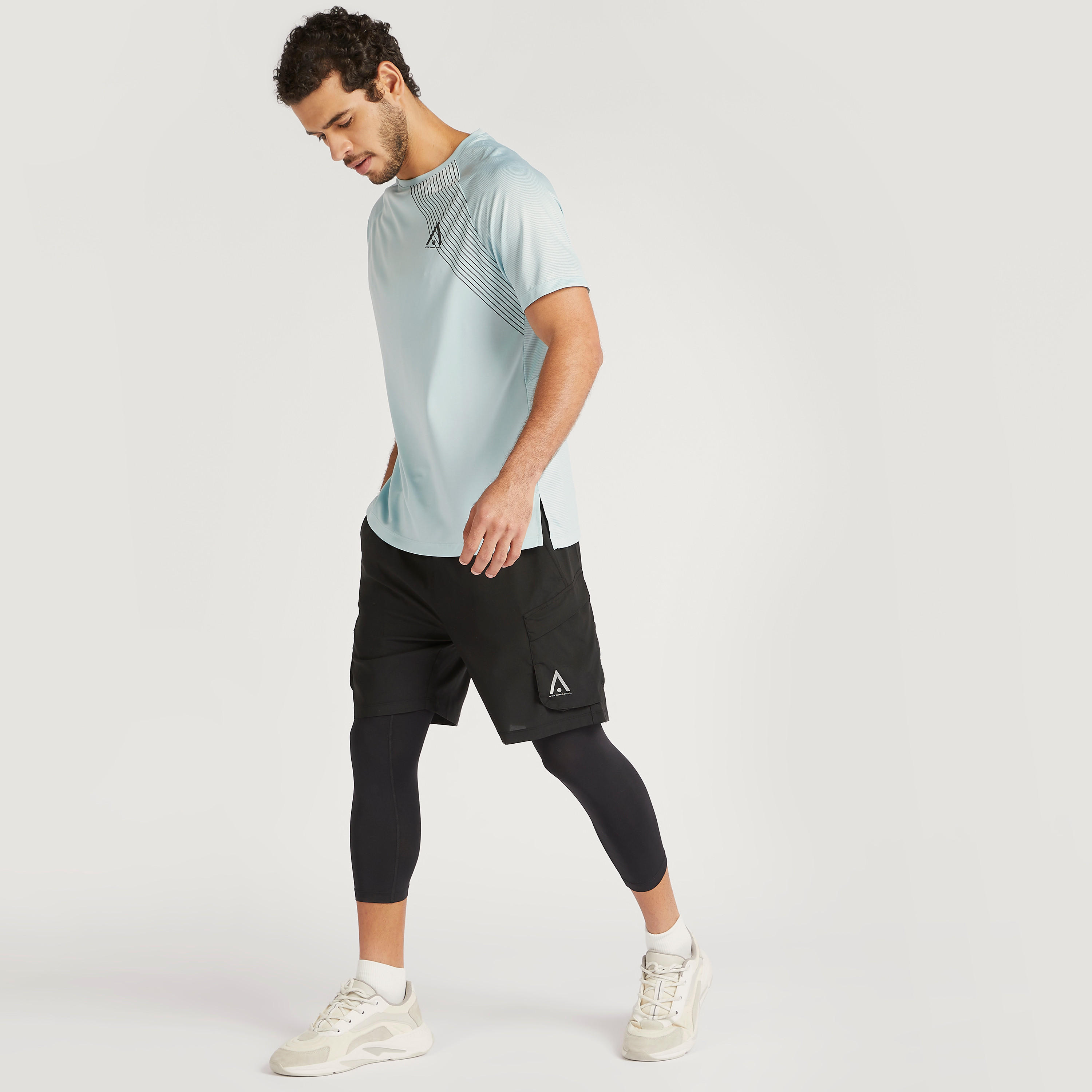 تيشيرت بياقة ضيّقة وأكمام قصيرة وطبعات-men-clothing-sportswearandactivewear-tshirtsandpolos-image-2