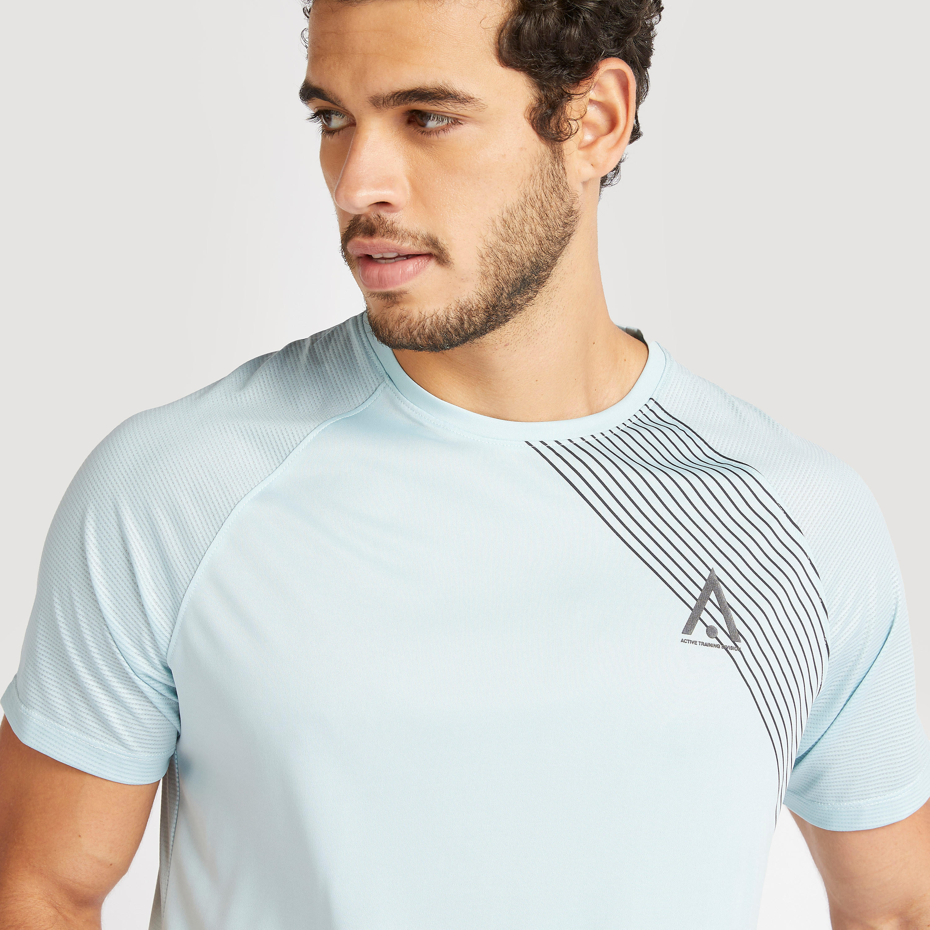 تيشيرت بياقة ضيّقة وأكمام قصيرة وطبعات-men-clothing-sportswearandactivewear-tshirtsandpolos-image-3