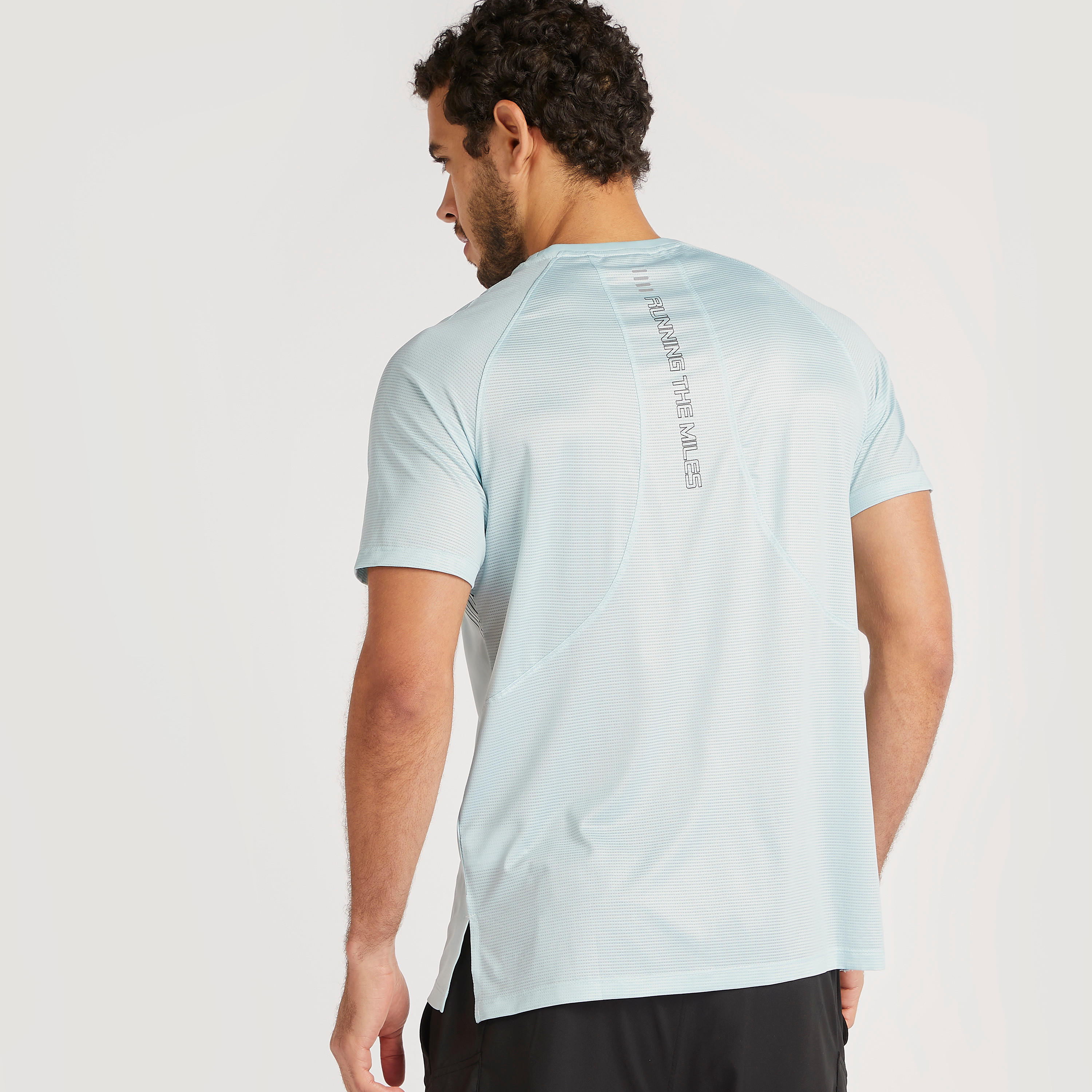 تيشيرت بياقة ضيّقة وأكمام قصيرة وطبعات-men-clothing-sportswearandactivewear-tshirtsandpolos-image-4