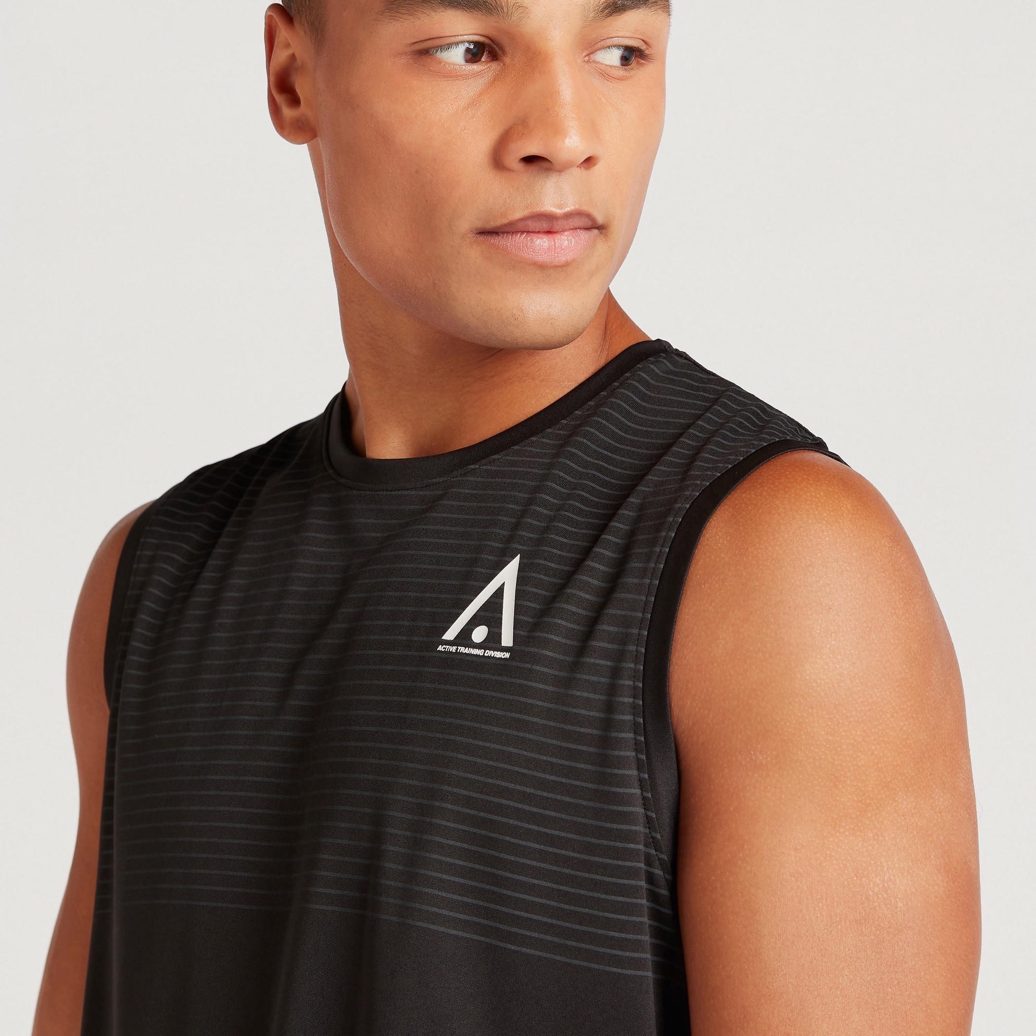 فيست مخطط دون أكمام بياقة ضيقة-men-clothing-sportswearandactivewear-tshirtsandpolos-image-3