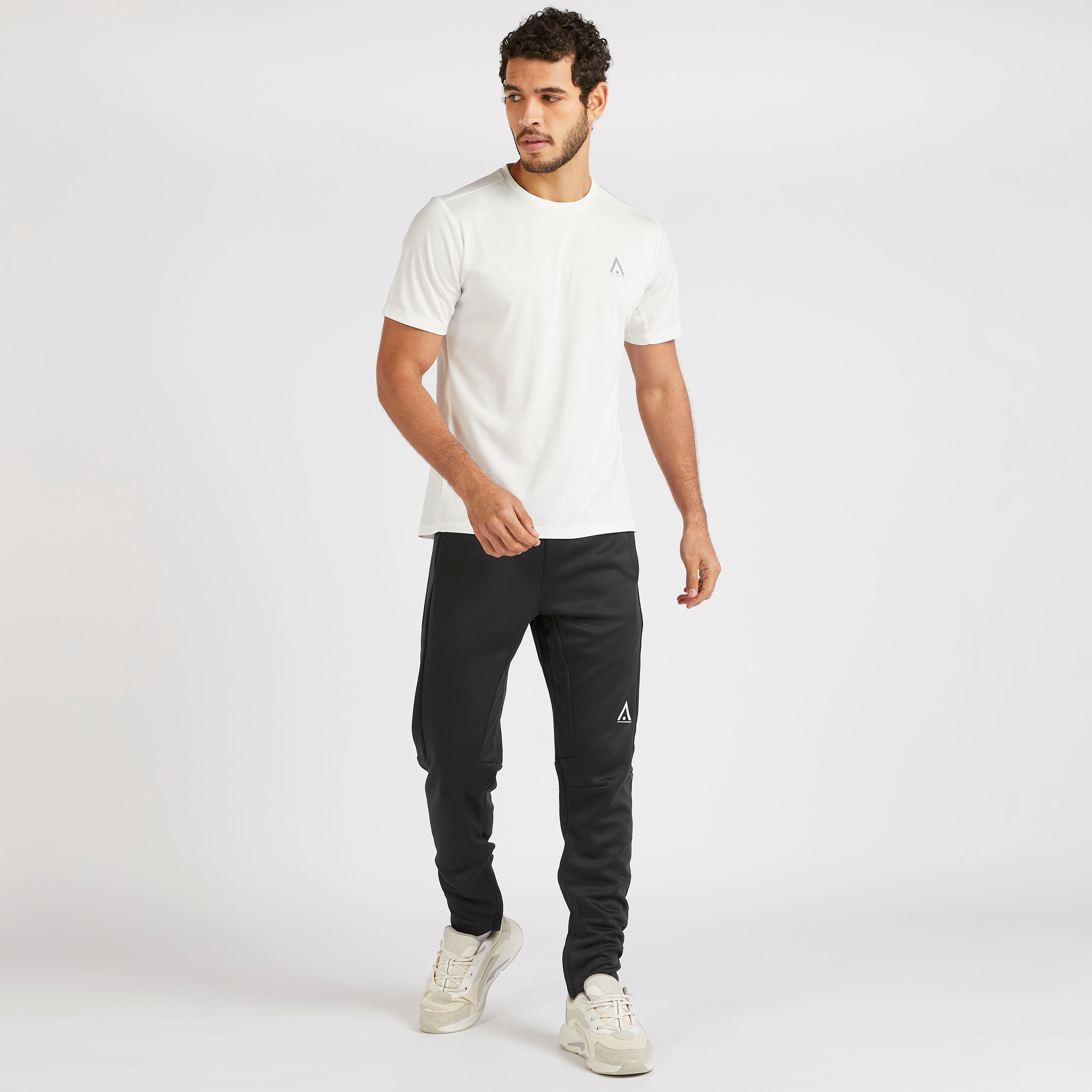 تيشيرت سادة بياقة ضيّقة وأكمام قصيرة-men-clothing-sportswearandactivewear-tshirtsandpolos-image-4