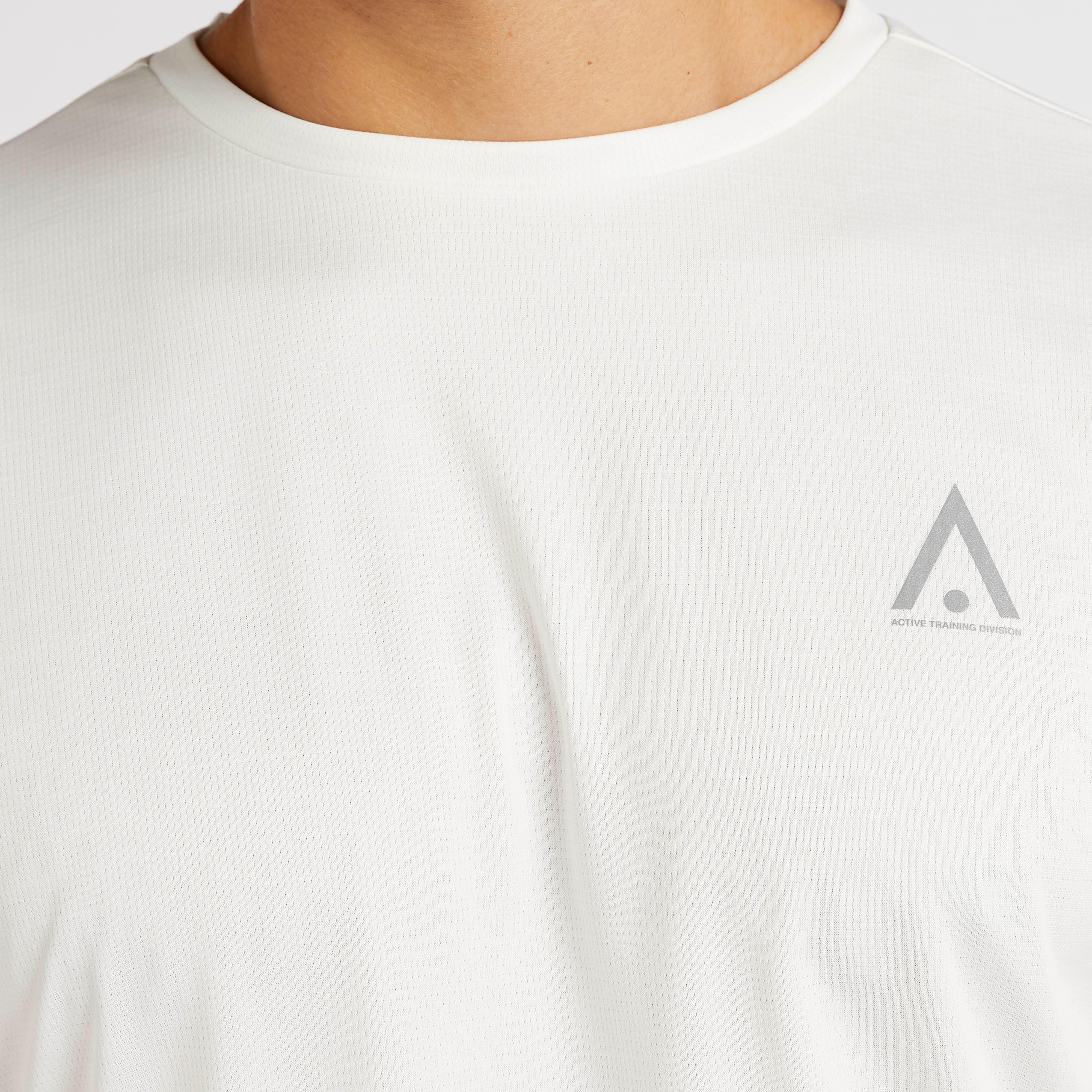 تيشيرت سادة بياقة ضيّقة وأكمام قصيرة-men-clothing-sportswearandactivewear-tshirtsandpolos-image-3