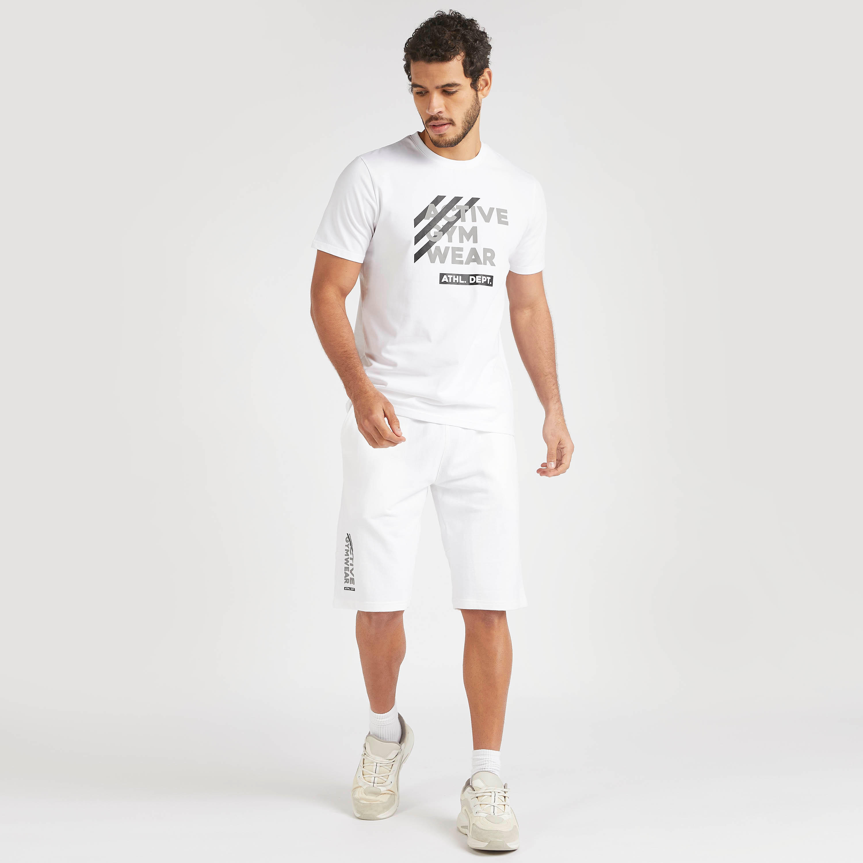 تيشيرت بياقة ضيّقة وأكمام قصيرة وطبعات-men-clothing-sportswearandactivewear-tshirtsandpolos-image-4