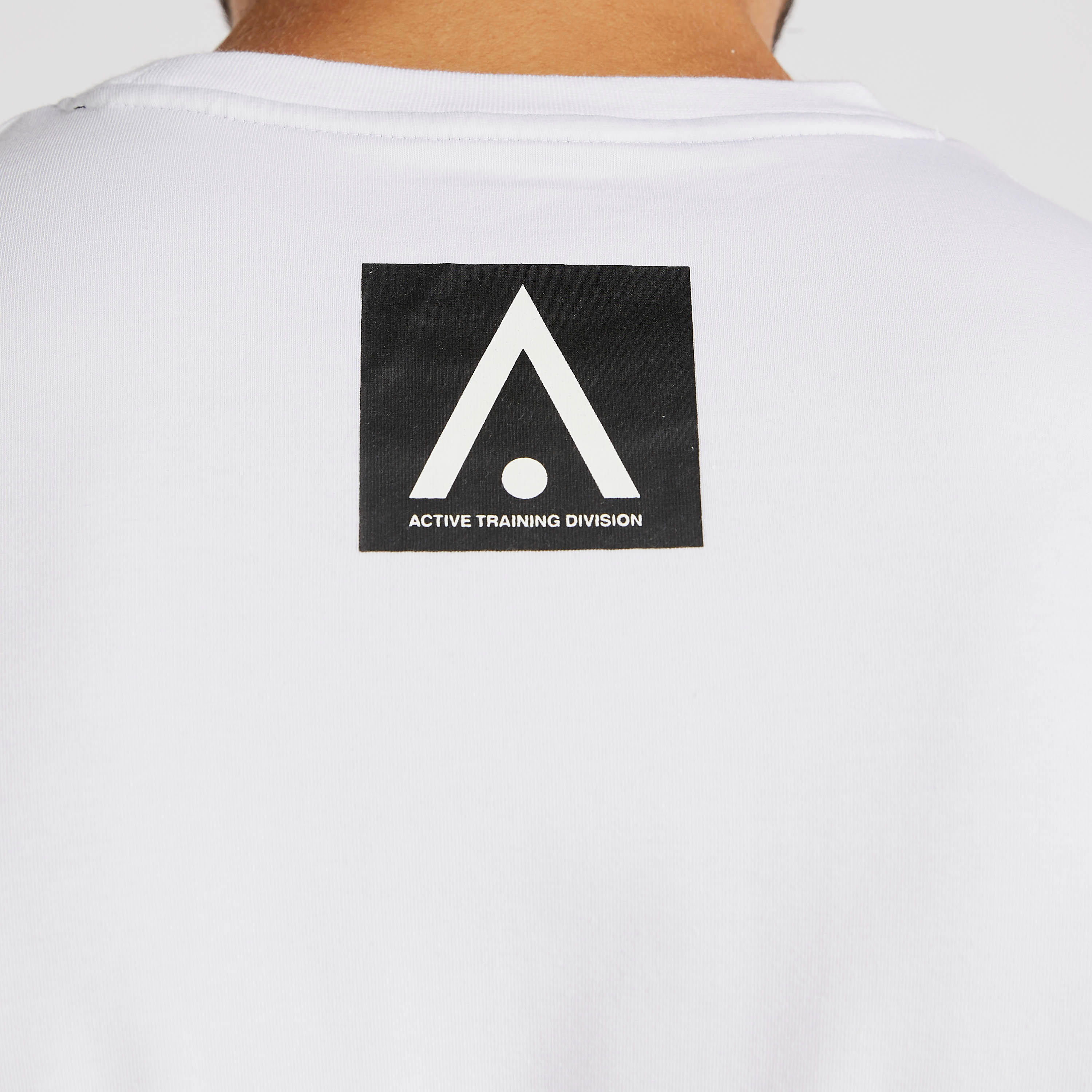 تيشيرت بياقة ضيّقة وأكمام قصيرة وطبعات-men-clothing-sportswearandactivewear-tshirtsandpolos-image-2