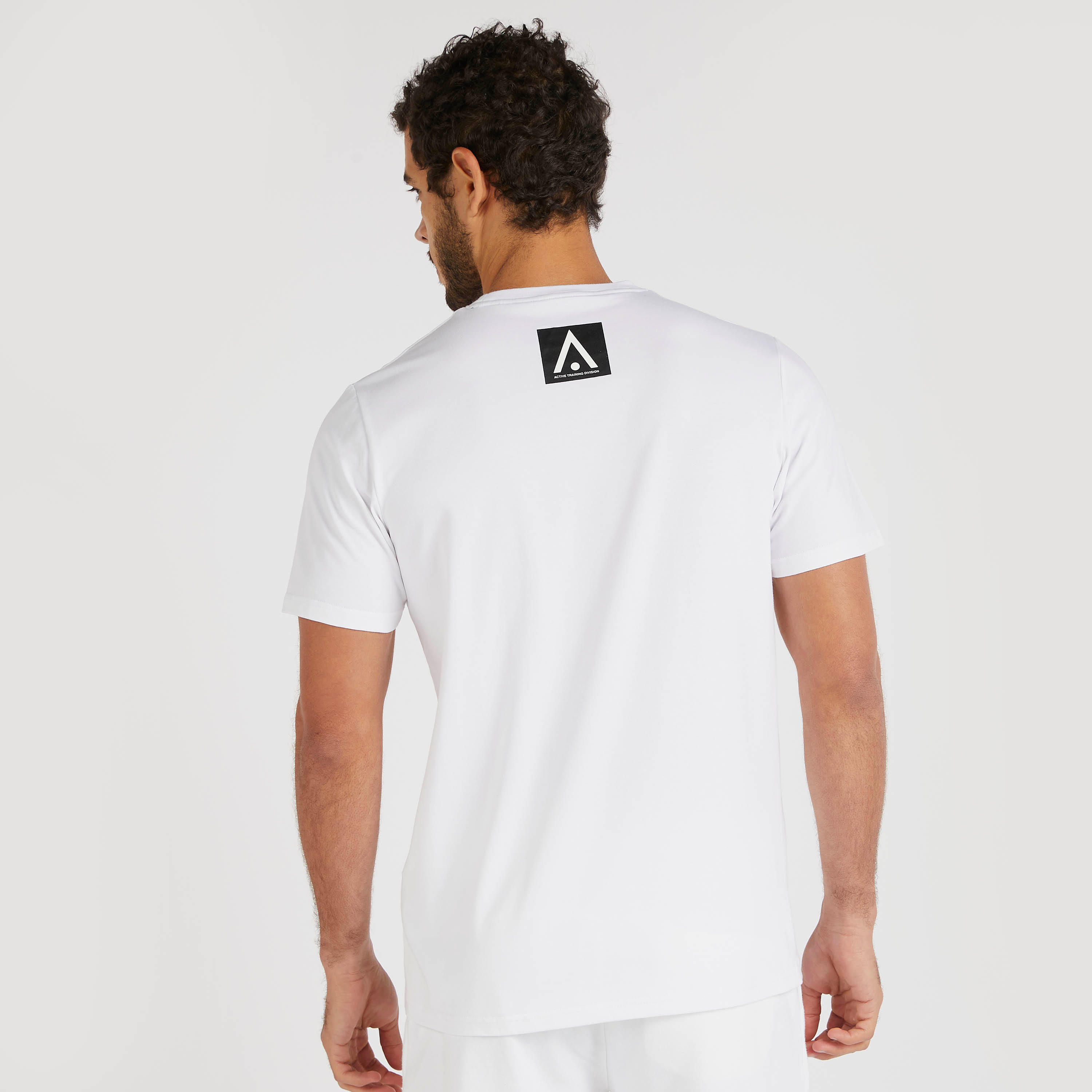 تيشيرت بياقة ضيّقة وأكمام قصيرة وطبعات-men-clothing-sportswearandactivewear-tshirtsandpolos-image-1