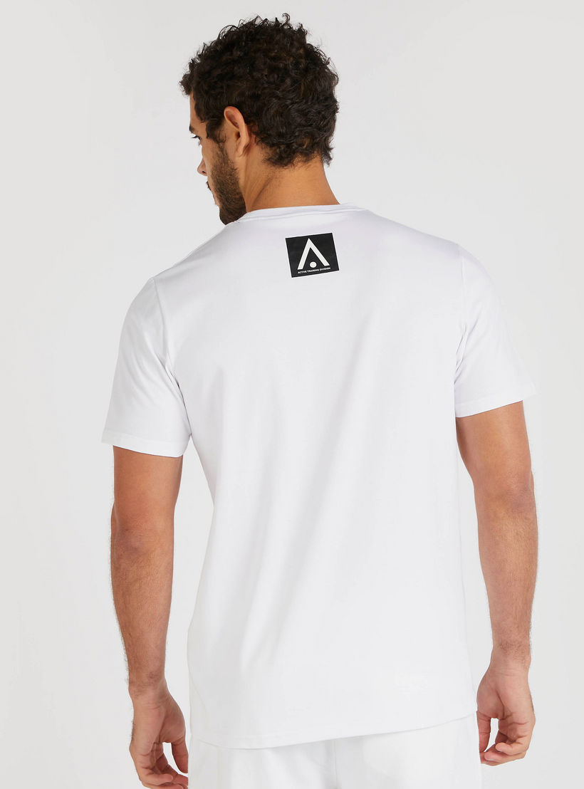 تيشيرت بياقة ضيّقة وأكمام قصيرة وطبعات-men-clothing-sportswearandactivewear-tshirtsandpolos-image-1