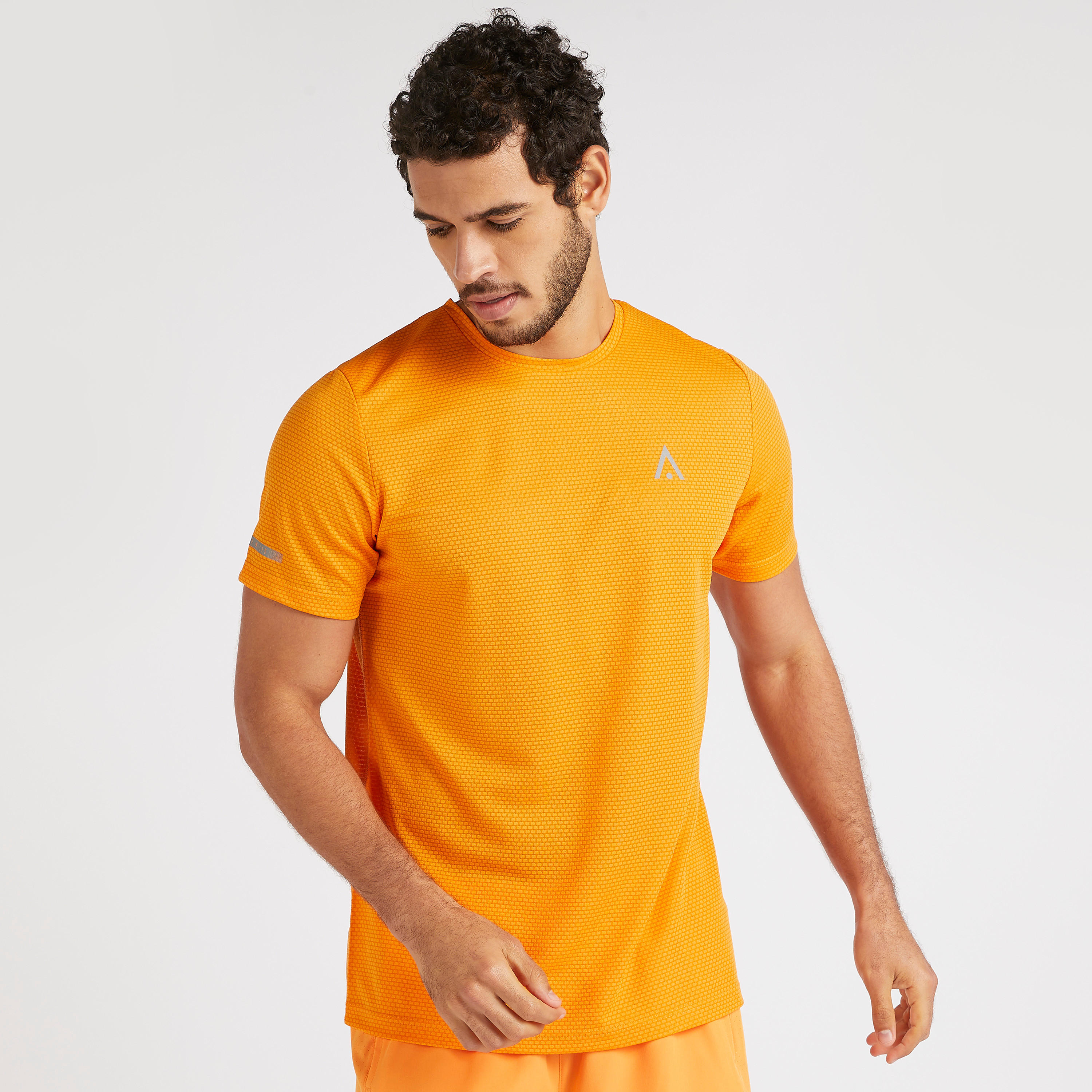 تيشيرت بارز الملمس بياقة ضيّقة وأكمام قصيرة-men-clothing-sportswearandactivewear-tshirtsandpolos-image-1