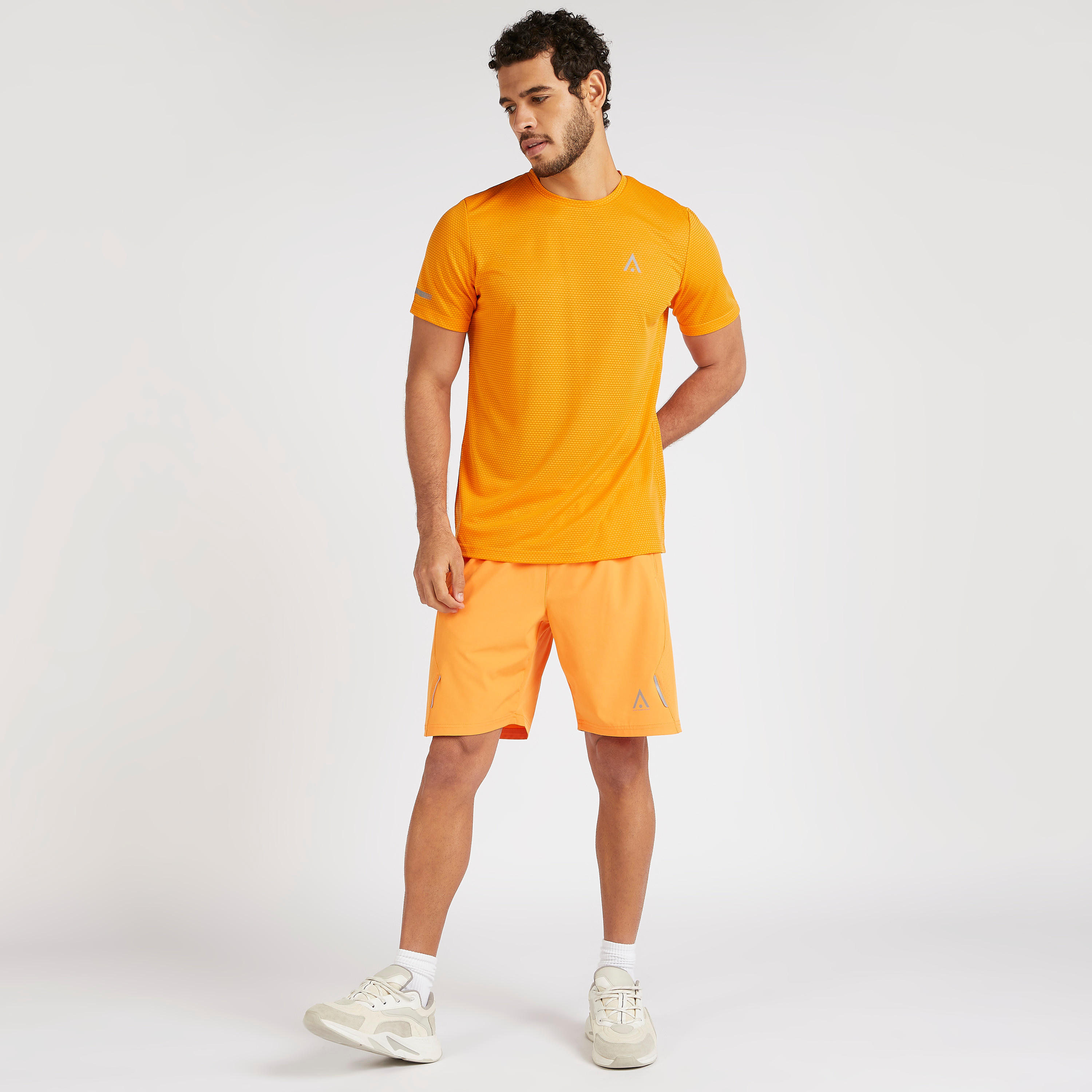 تيشيرت بارز الملمس بياقة ضيّقة وأكمام قصيرة-men-clothing-sportswearandactivewear-tshirtsandpolos-image-2