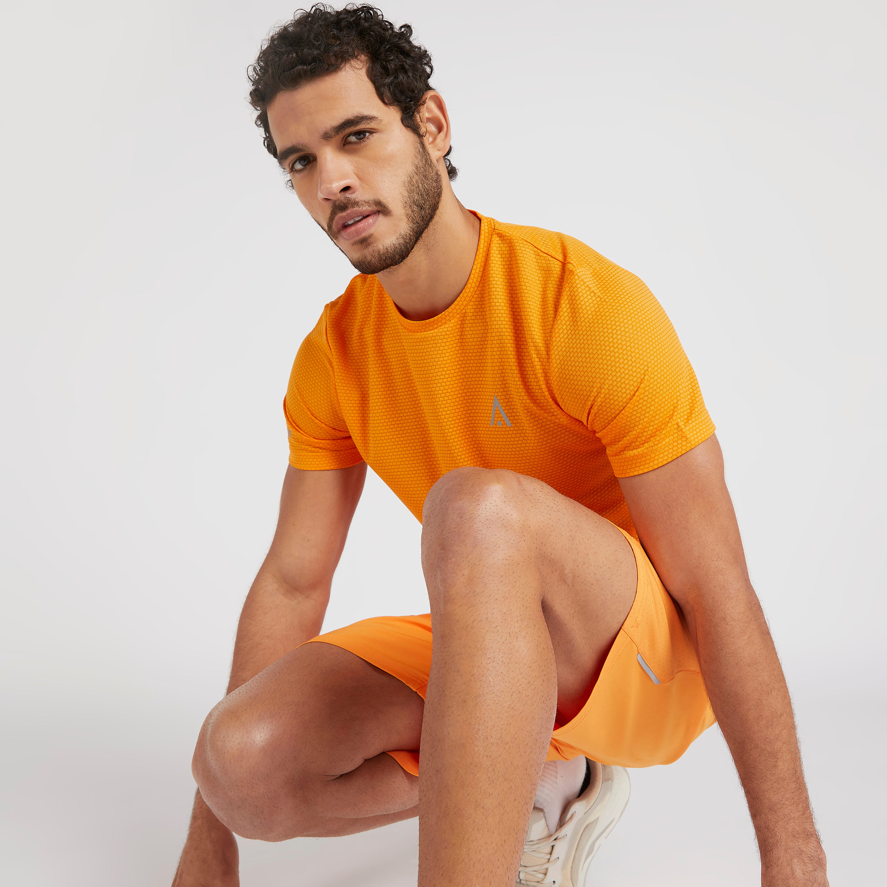 تيشيرت بارز الملمس بياقة ضيّقة وأكمام قصيرة-men-clothing-sportswearandactivewear-tshirtsandpolos-image-3