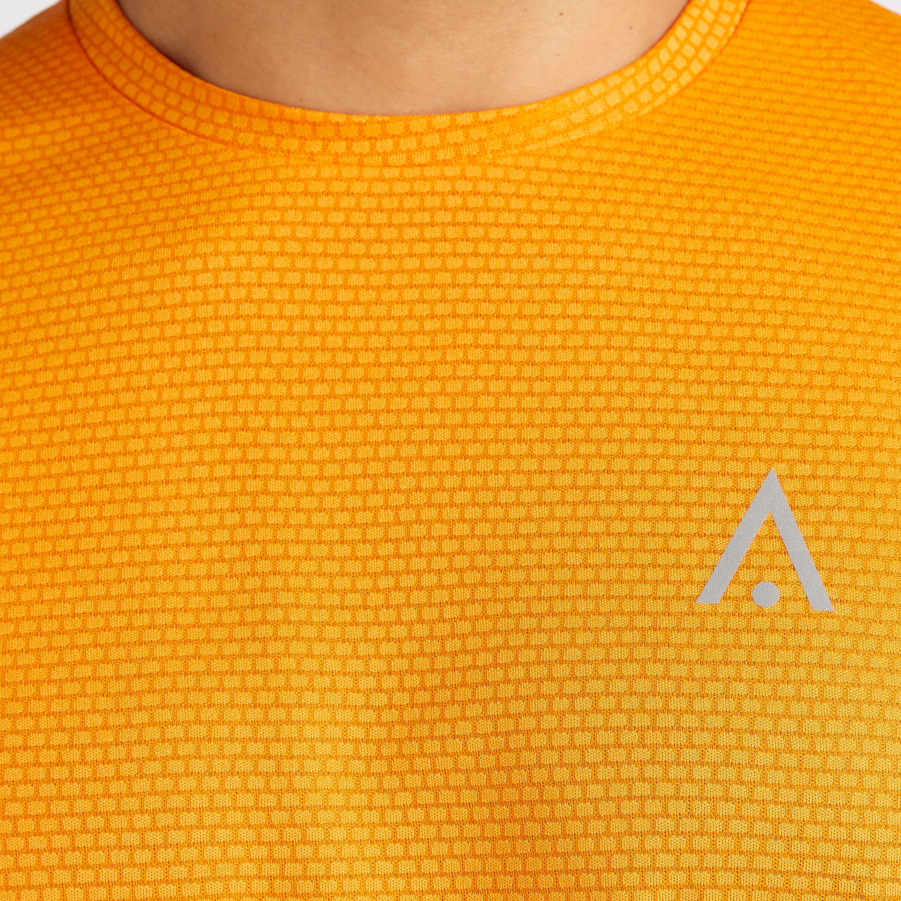 تيشيرت بارز الملمس بياقة ضيّقة وأكمام قصيرة-men-clothing-sportswearandactivewear-tshirtsandpolos-image-4
