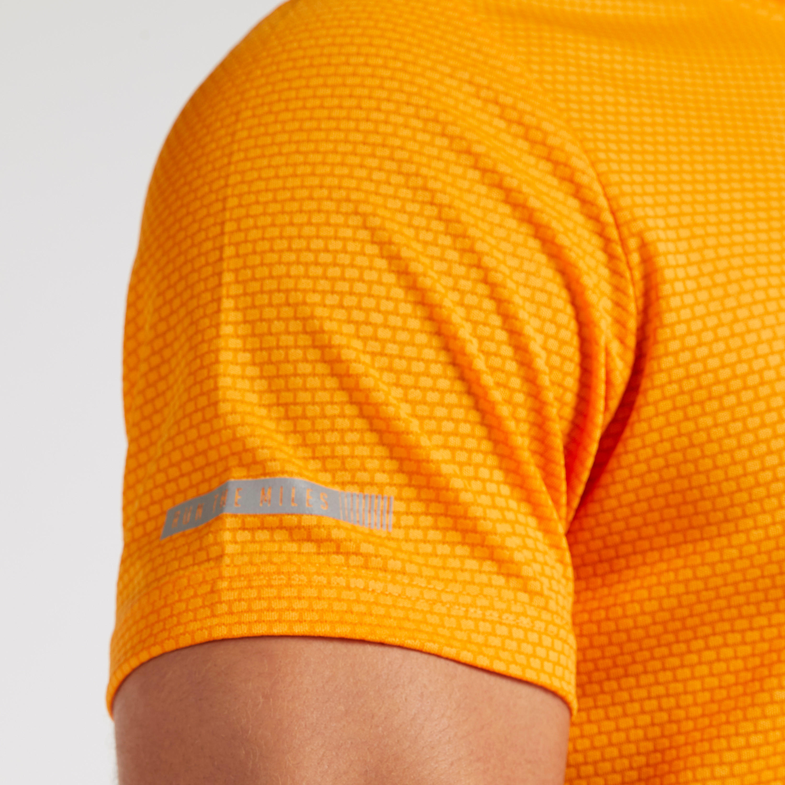 تيشيرت بارز الملمس بياقة ضيّقة وأكمام قصيرة-men-clothing-sportswearandactivewear-tshirtsandpolos-image-5