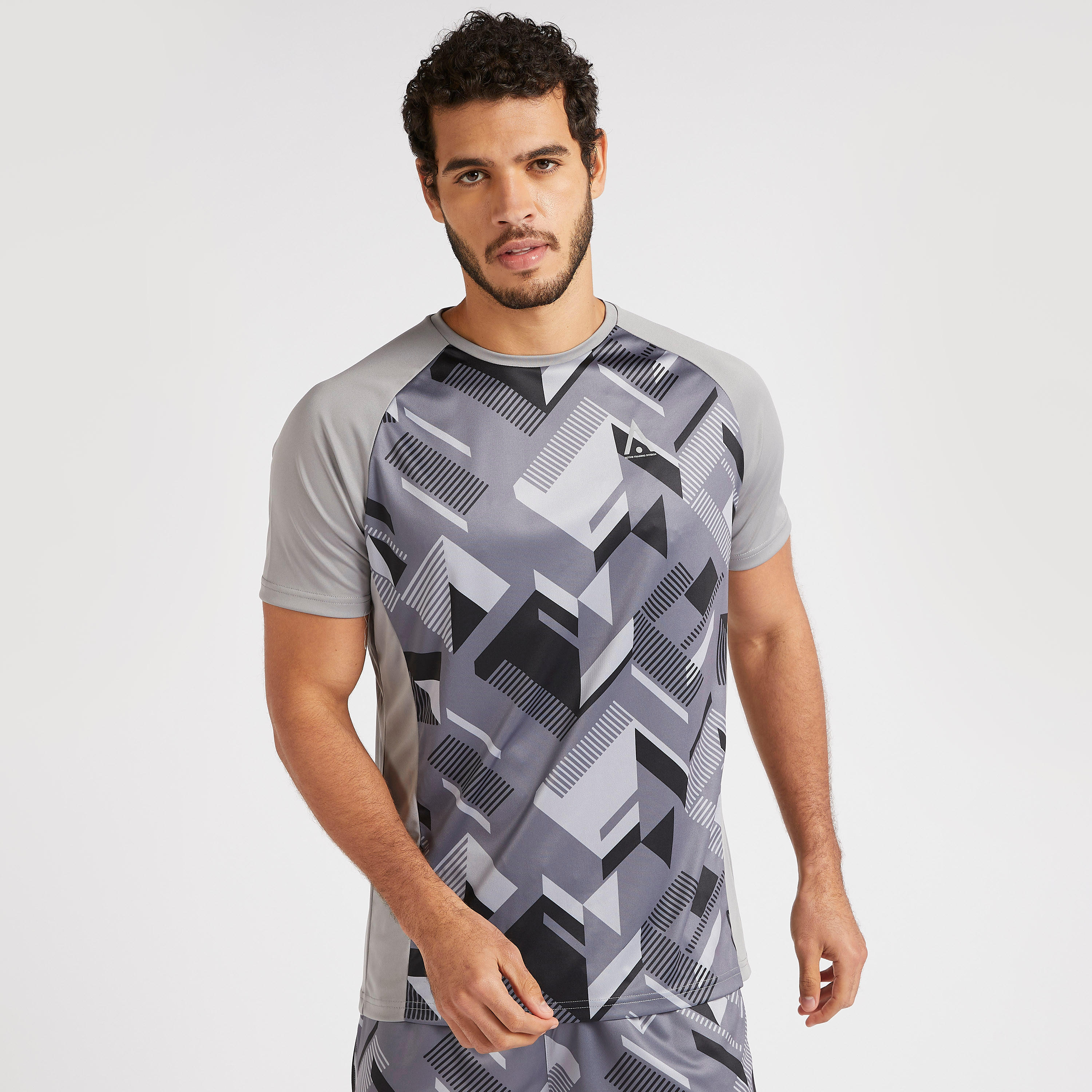 تيشيرت بياقة ضيّقة وأكمام قصيرة وطبعات-men-clothing-sportswearandactivewear-tshirtsandpolos-image-1
