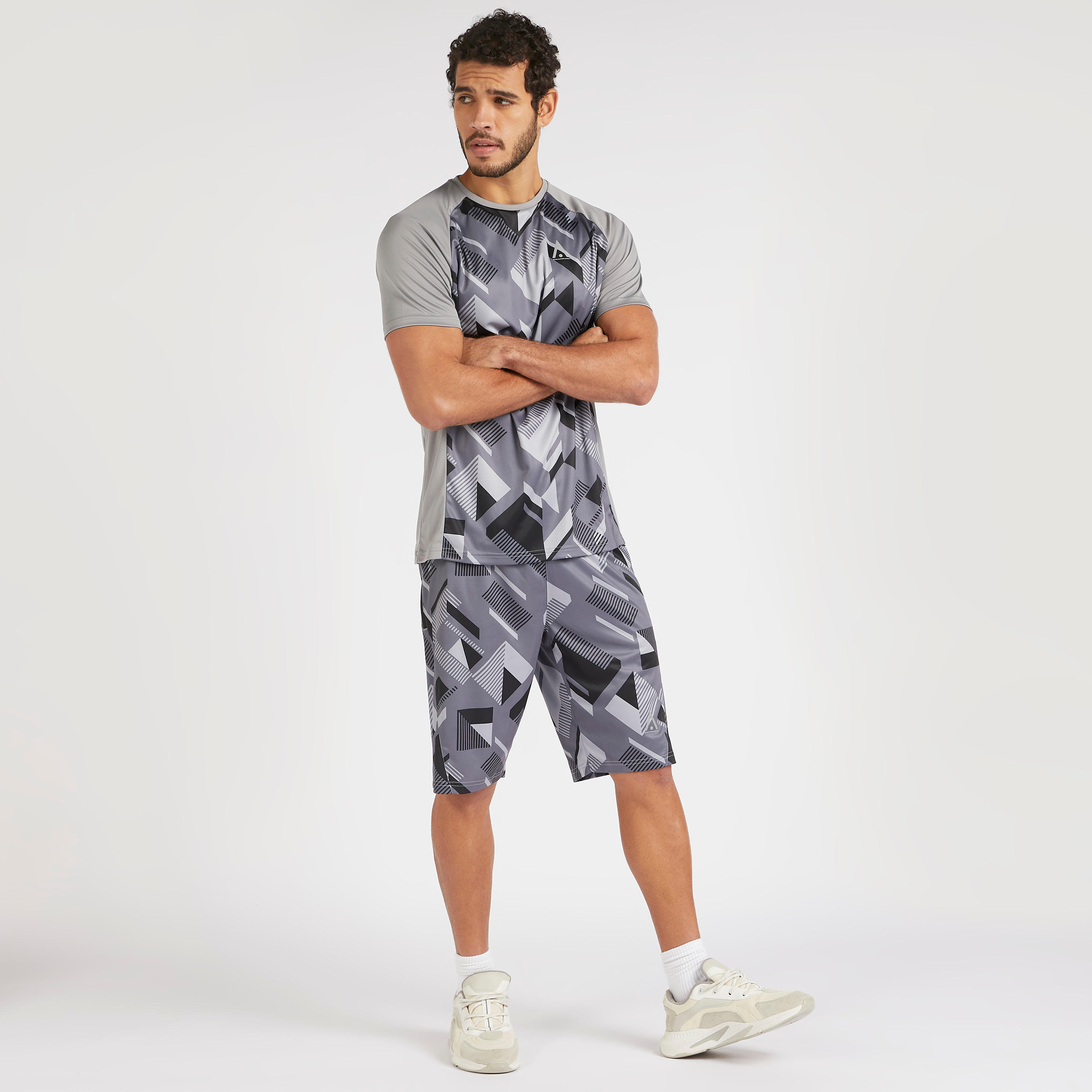 تيشيرت بياقة ضيّقة وأكمام قصيرة وطبعات-men-clothing-sportswearandactivewear-tshirtsandpolos-image-2