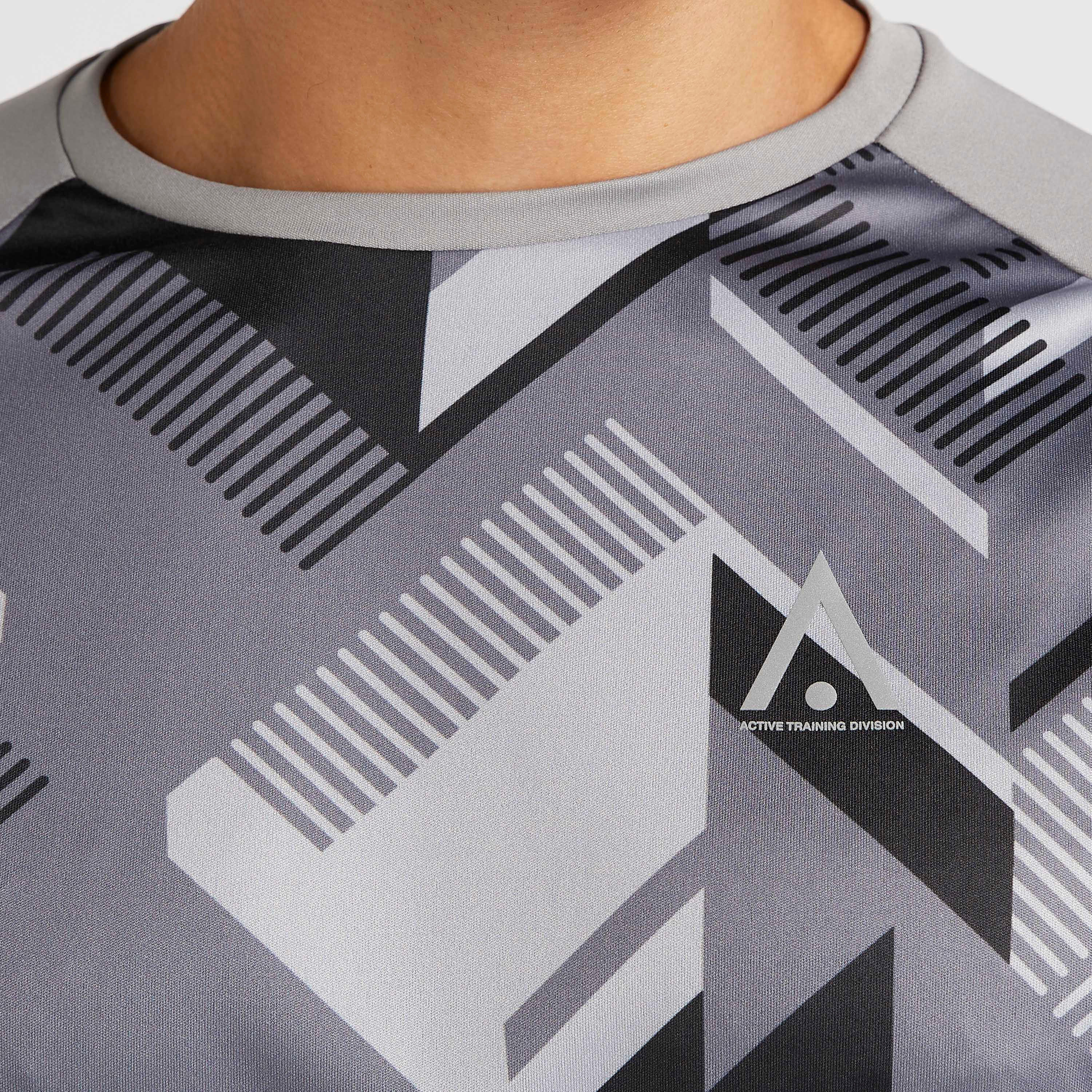 تيشيرت بياقة ضيّقة وأكمام قصيرة وطبعات-men-clothing-sportswearandactivewear-tshirtsandpolos-image-3