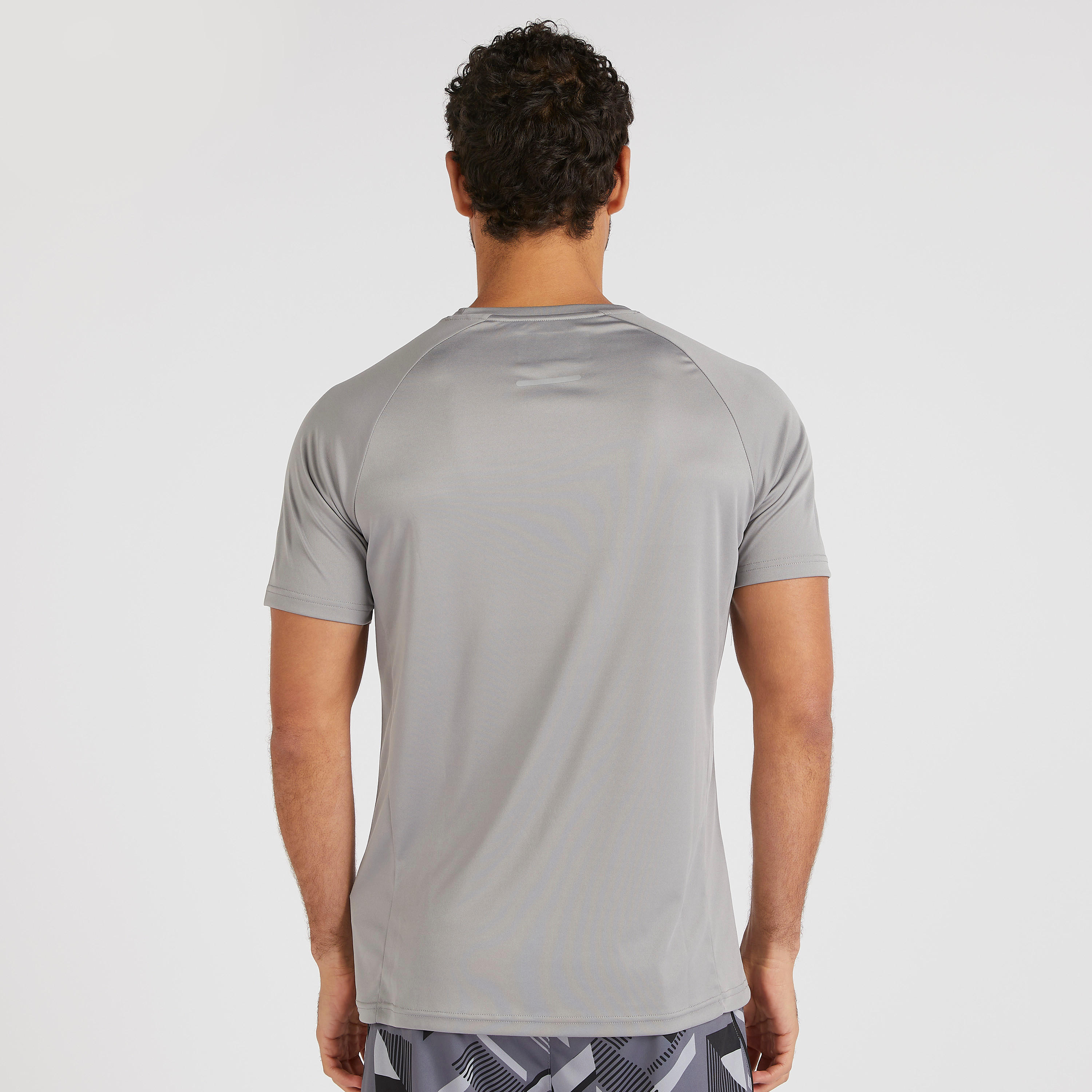 تيشيرت بياقة ضيّقة وأكمام قصيرة وطبعات-men-clothing-sportswearandactivewear-tshirtsandpolos-image-4