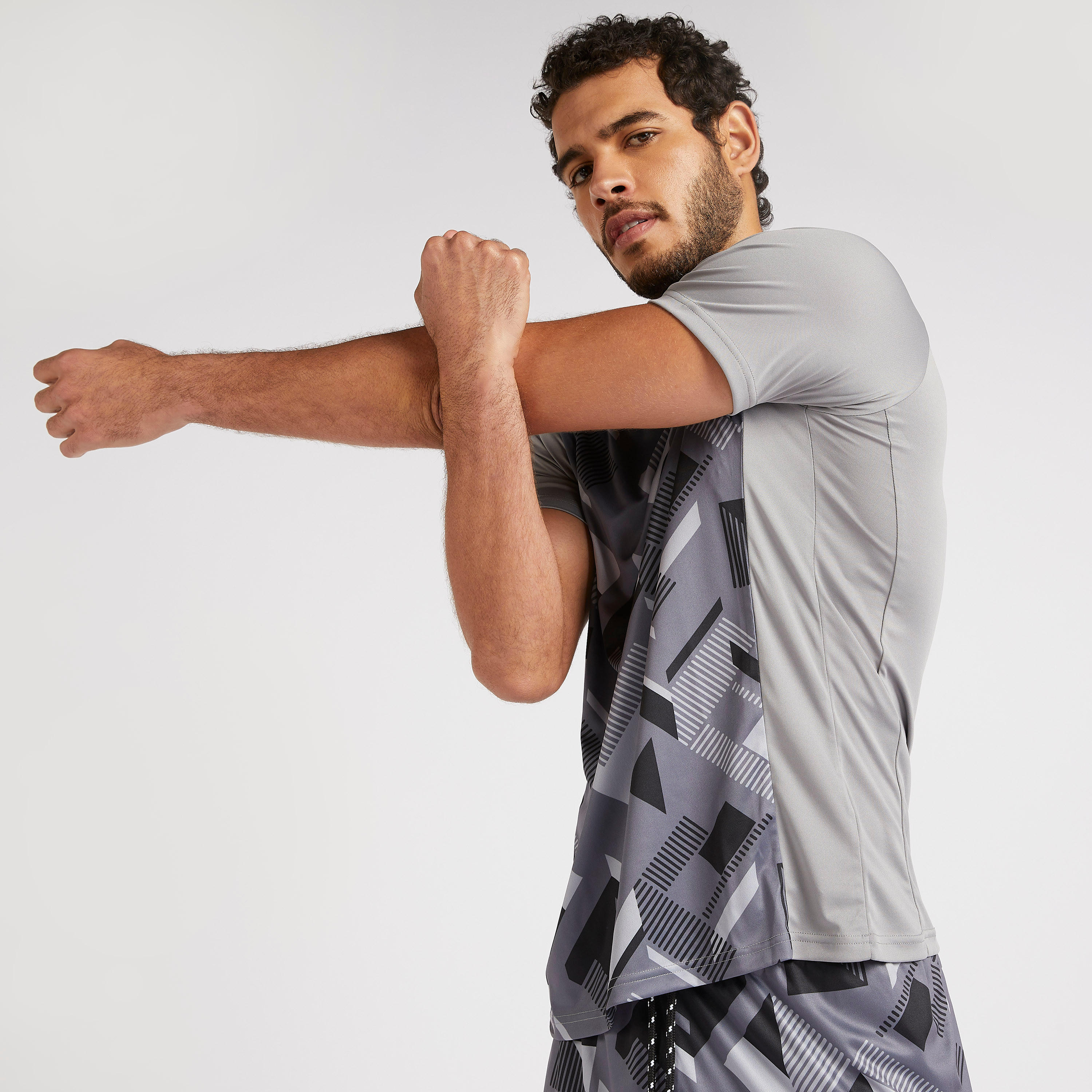 تيشيرت بياقة ضيّقة وأكمام قصيرة وطبعات-men-clothing-sportswearandactivewear-tshirtsandpolos-image-5