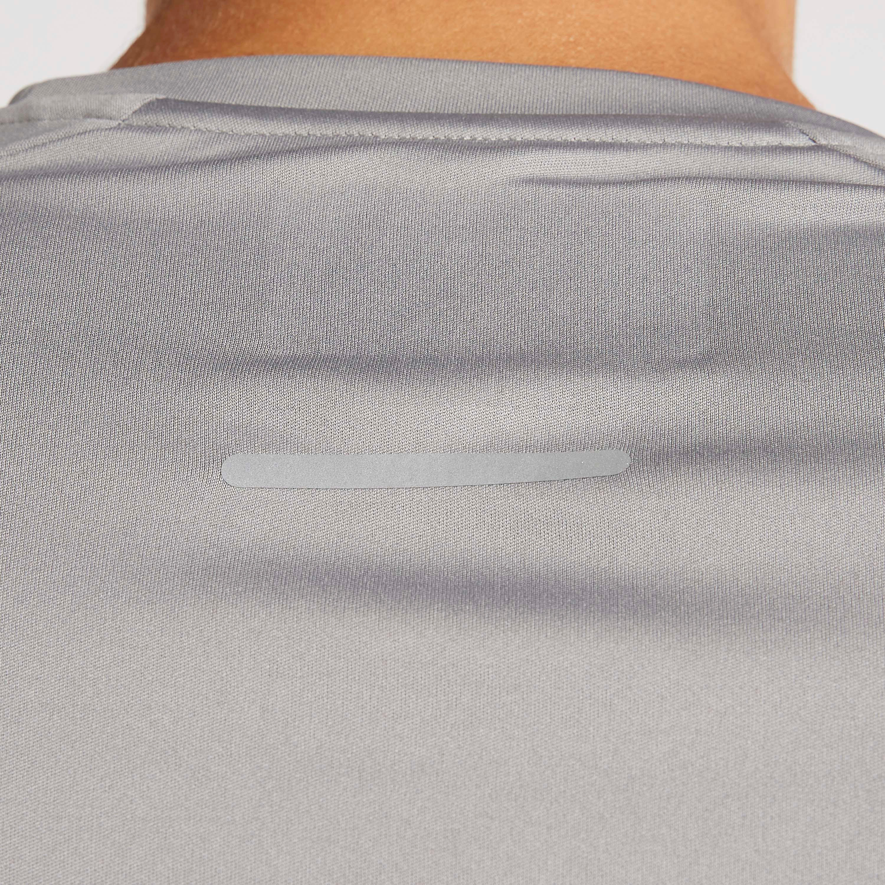 تيشيرت بياقة ضيّقة وأكمام قصيرة وطبعات-men-clothing-sportswearandactivewear-tshirtsandpolos-image-6