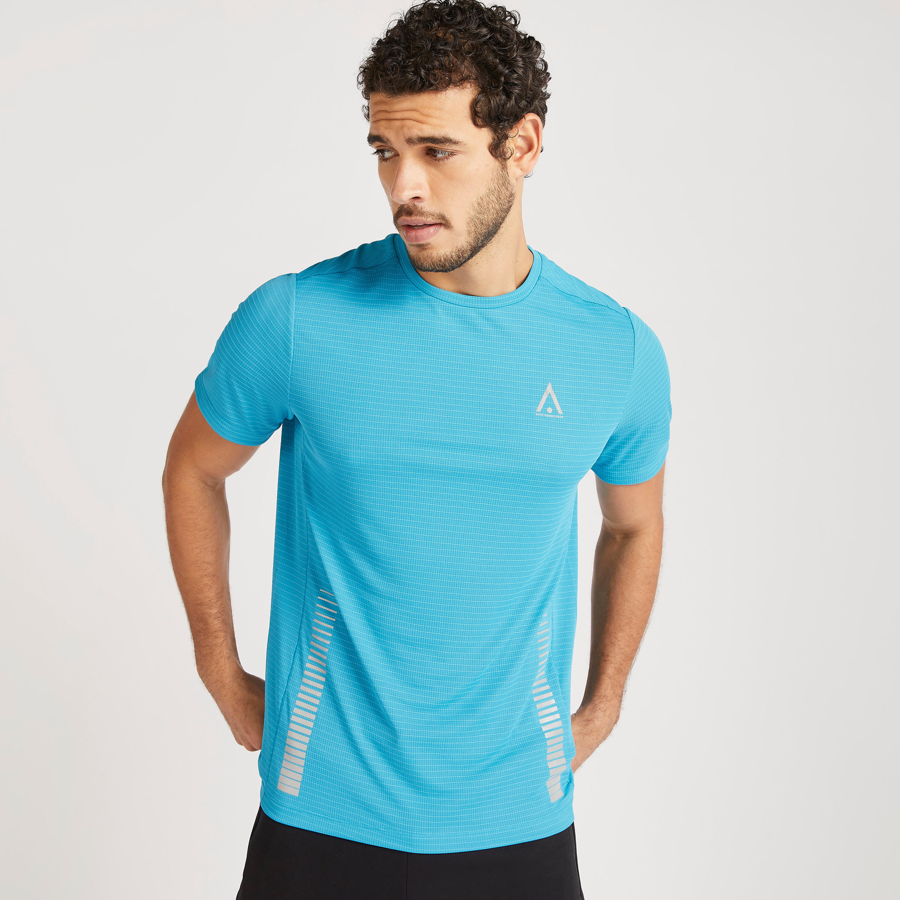 تيشيرت بياقة ضيّقة وأكمام قصيرة وطبعات-men-clothing-sportswearandactivewear-tshirtsandpolos-image-1