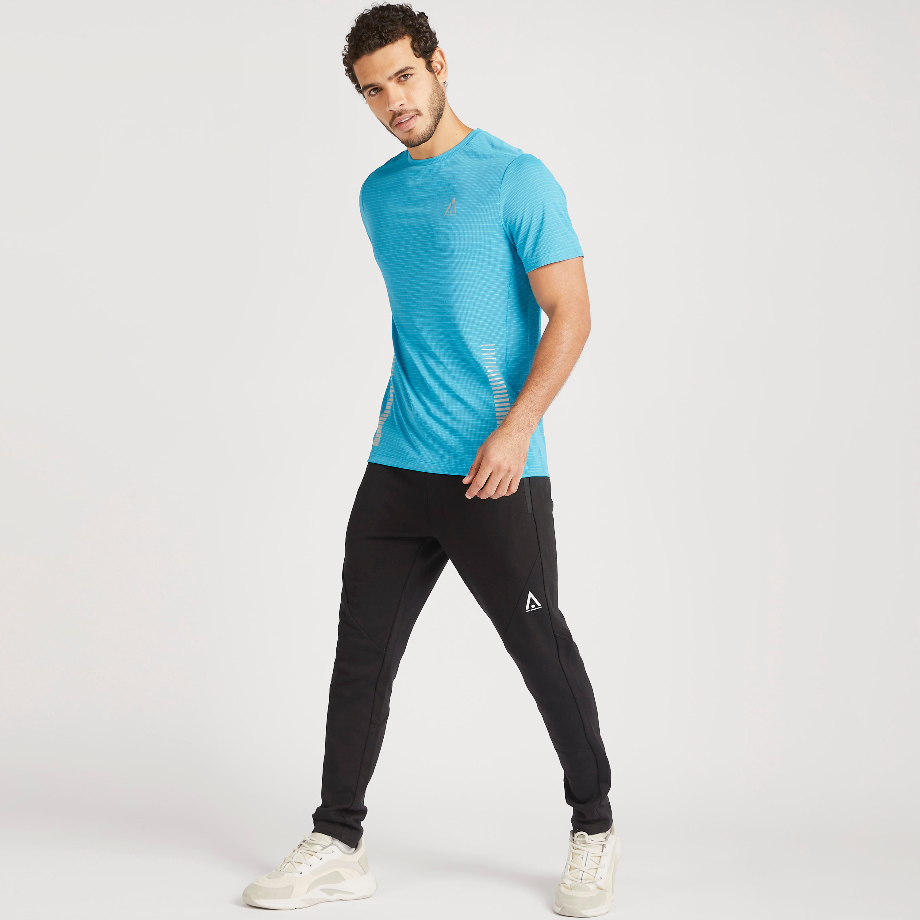 تيشيرت بياقة ضيّقة وأكمام قصيرة وطبعات-men-clothing-sportswearandactivewear-tshirtsandpolos-image-2