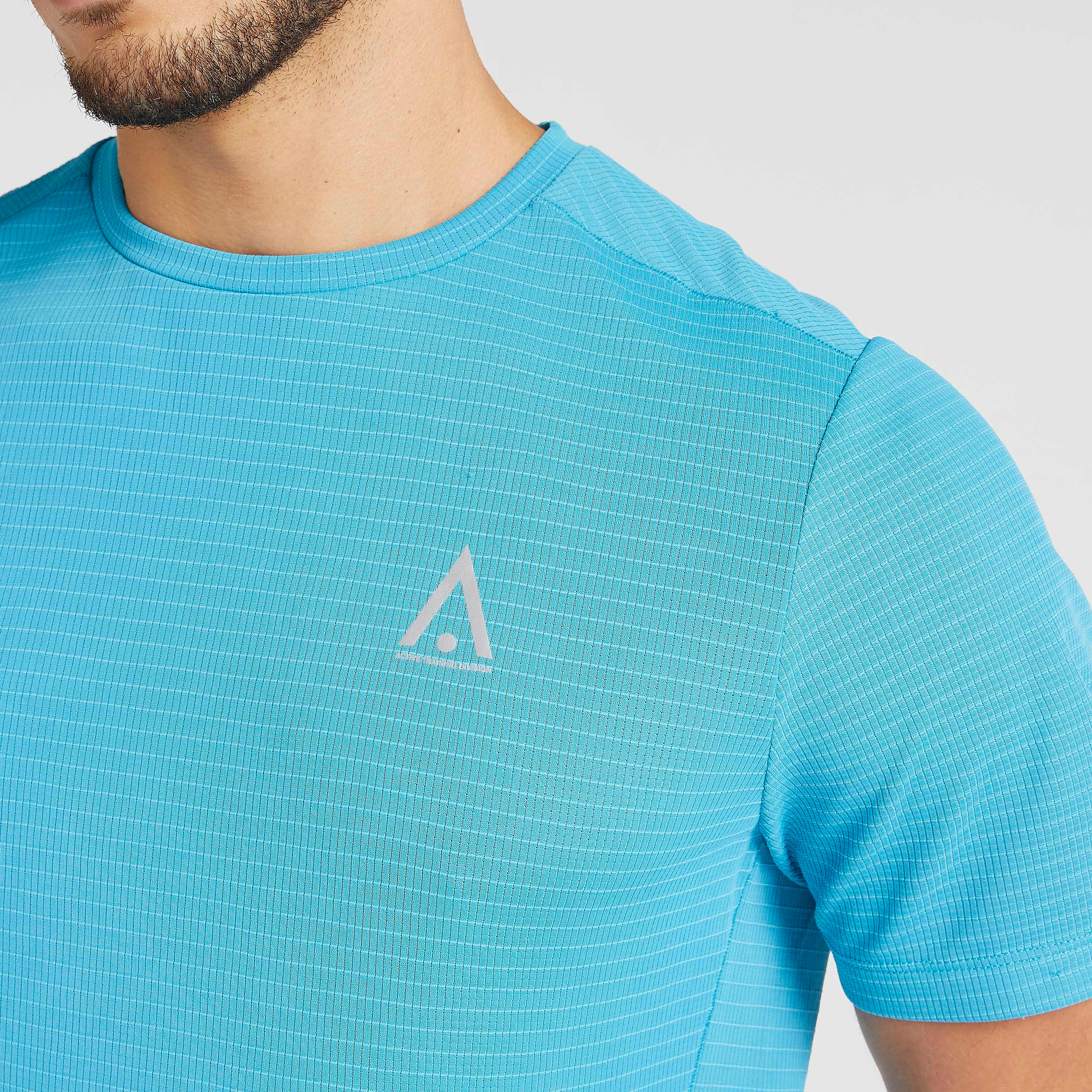 تيشيرت بياقة ضيّقة وأكمام قصيرة وطبعات-men-clothing-sportswearandactivewear-tshirtsandpolos-image-3