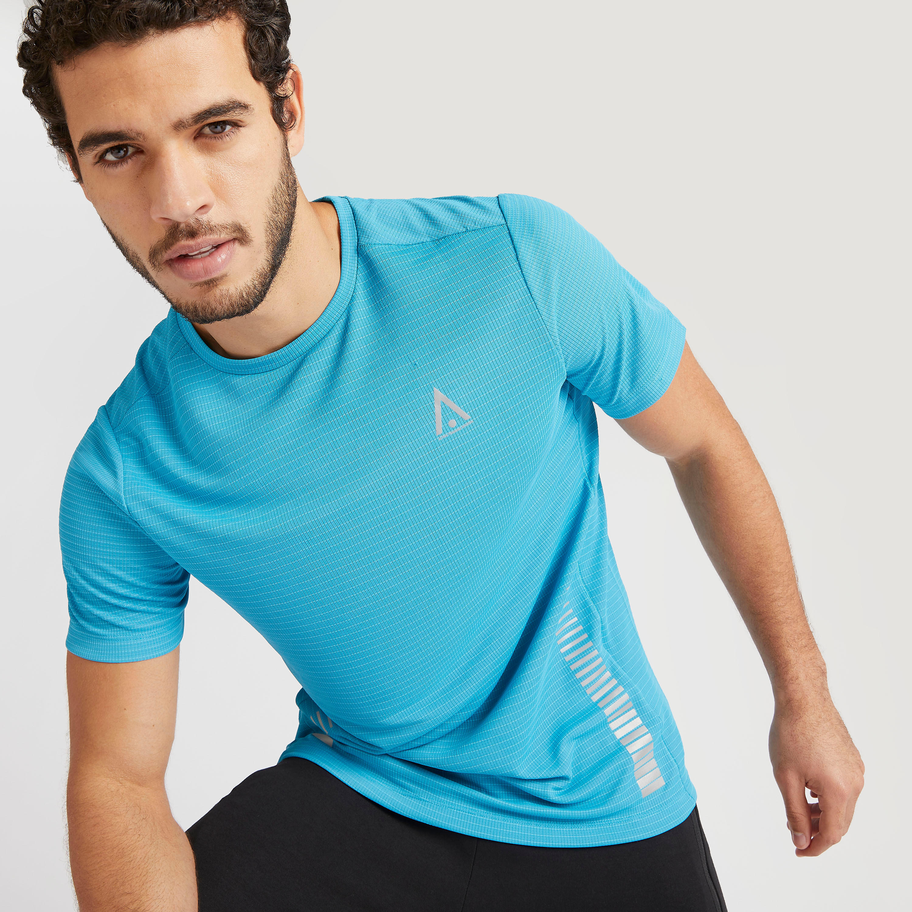 تيشيرت بياقة ضيّقة وأكمام قصيرة وطبعات-men-clothing-sportswearandactivewear-tshirtsandpolos-image-6