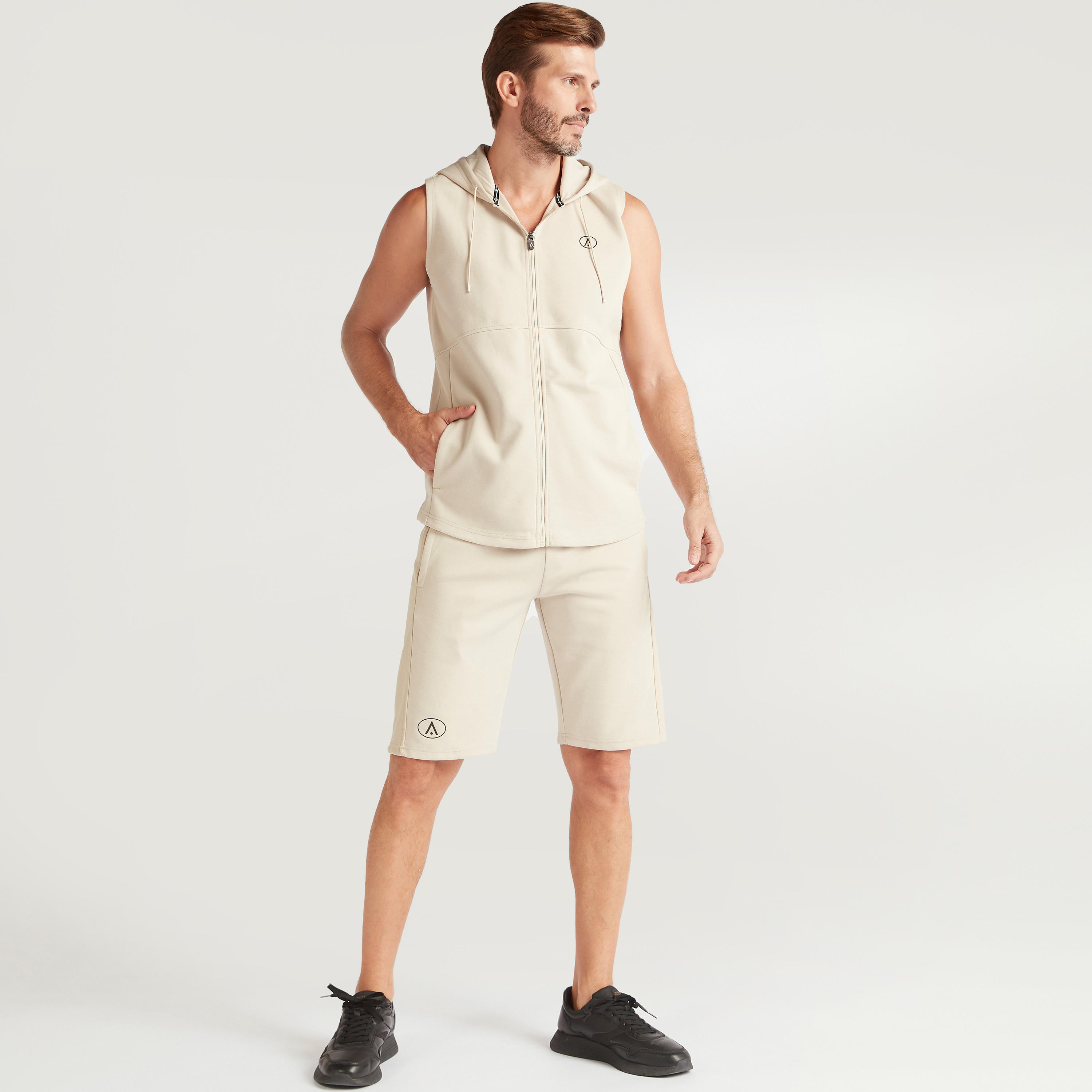شورت سادة برباط إغلاق وجيوب-men-clothing-sportswearandactivewear-bottoms-image-4
