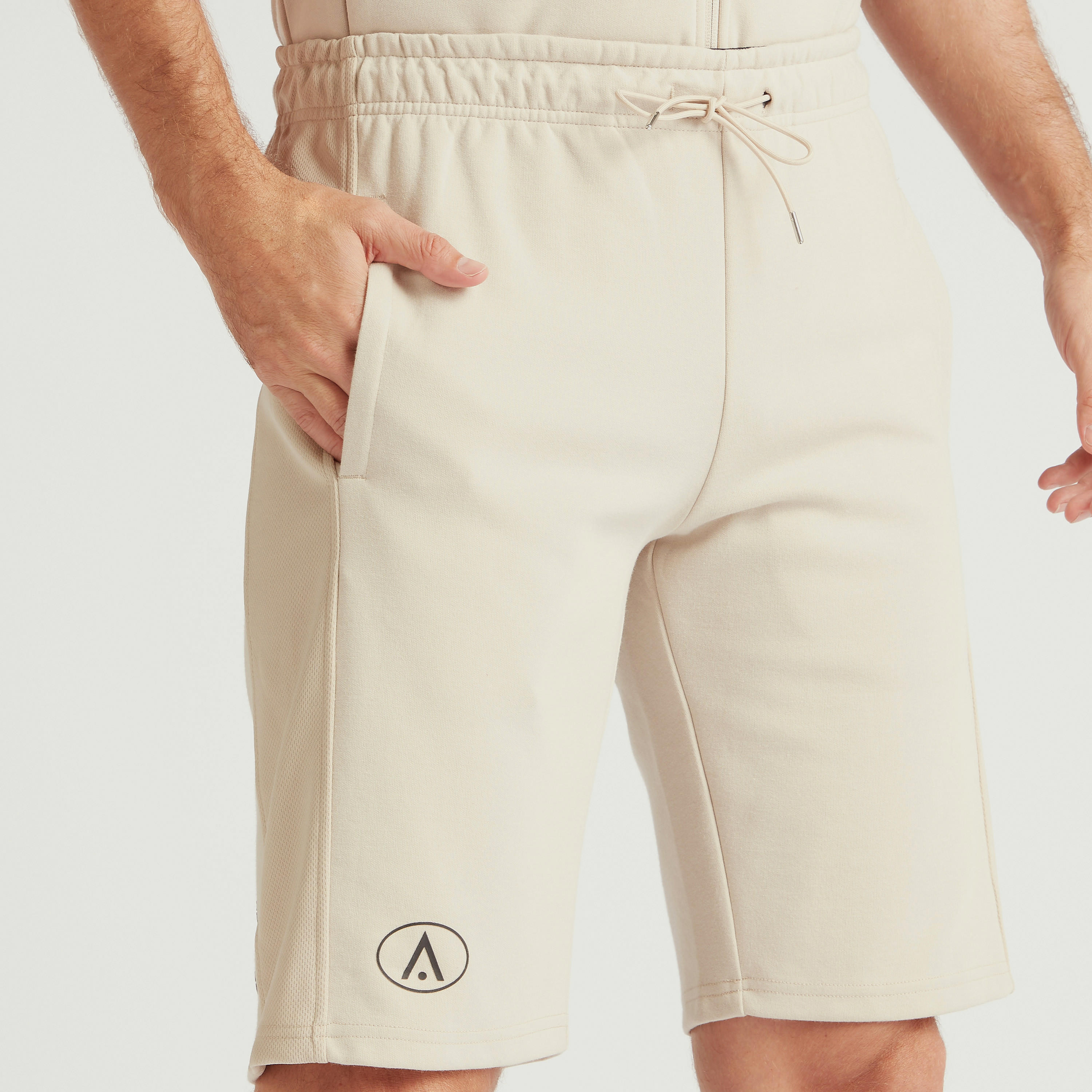 شورت سادة برباط إغلاق وجيوب-men-clothing-sportswearandactivewear-bottoms-image-1
