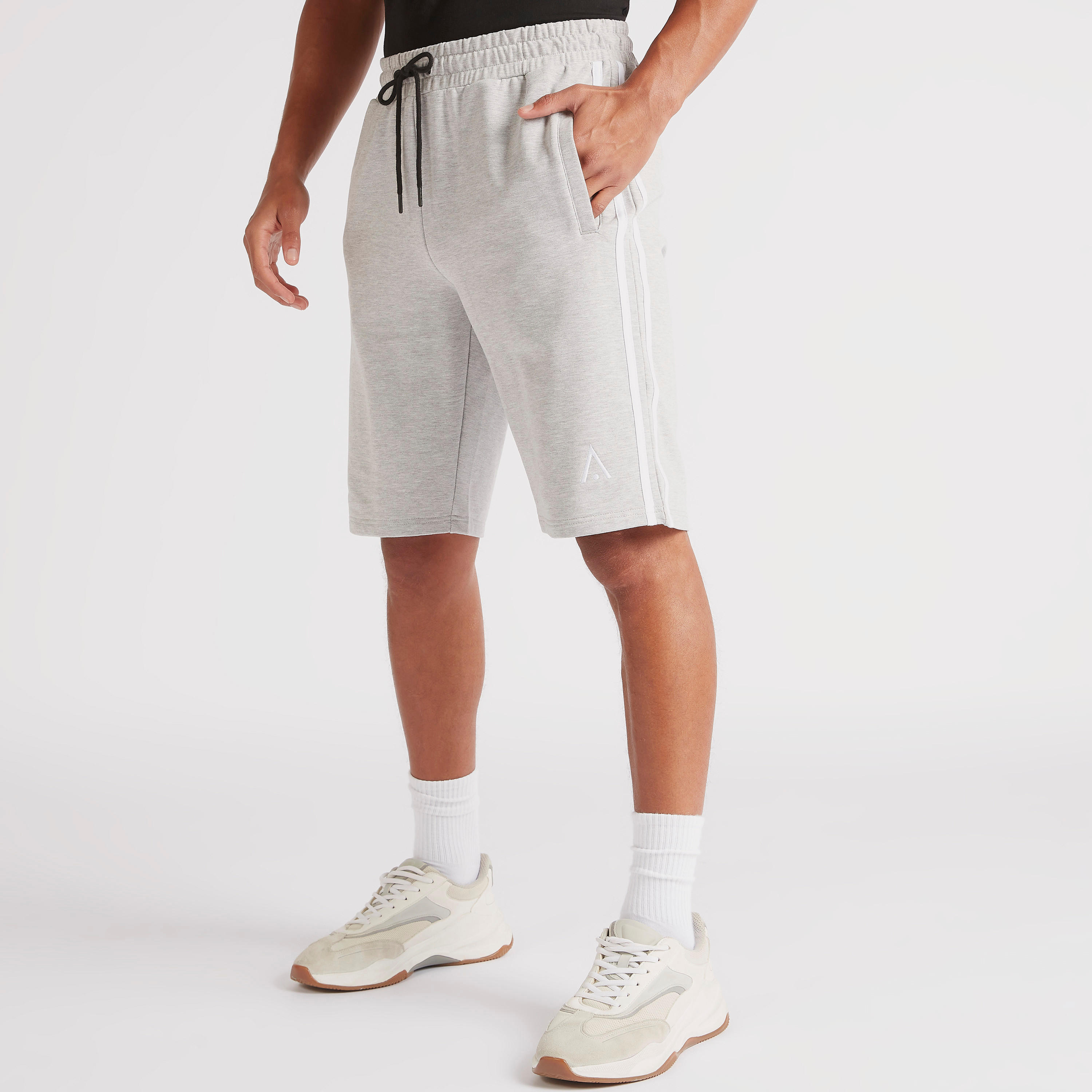 شورت بطول الركبة وجيوب ورباط إغلاق-men-clothing-sportswearandactivewear-bottoms-image-4