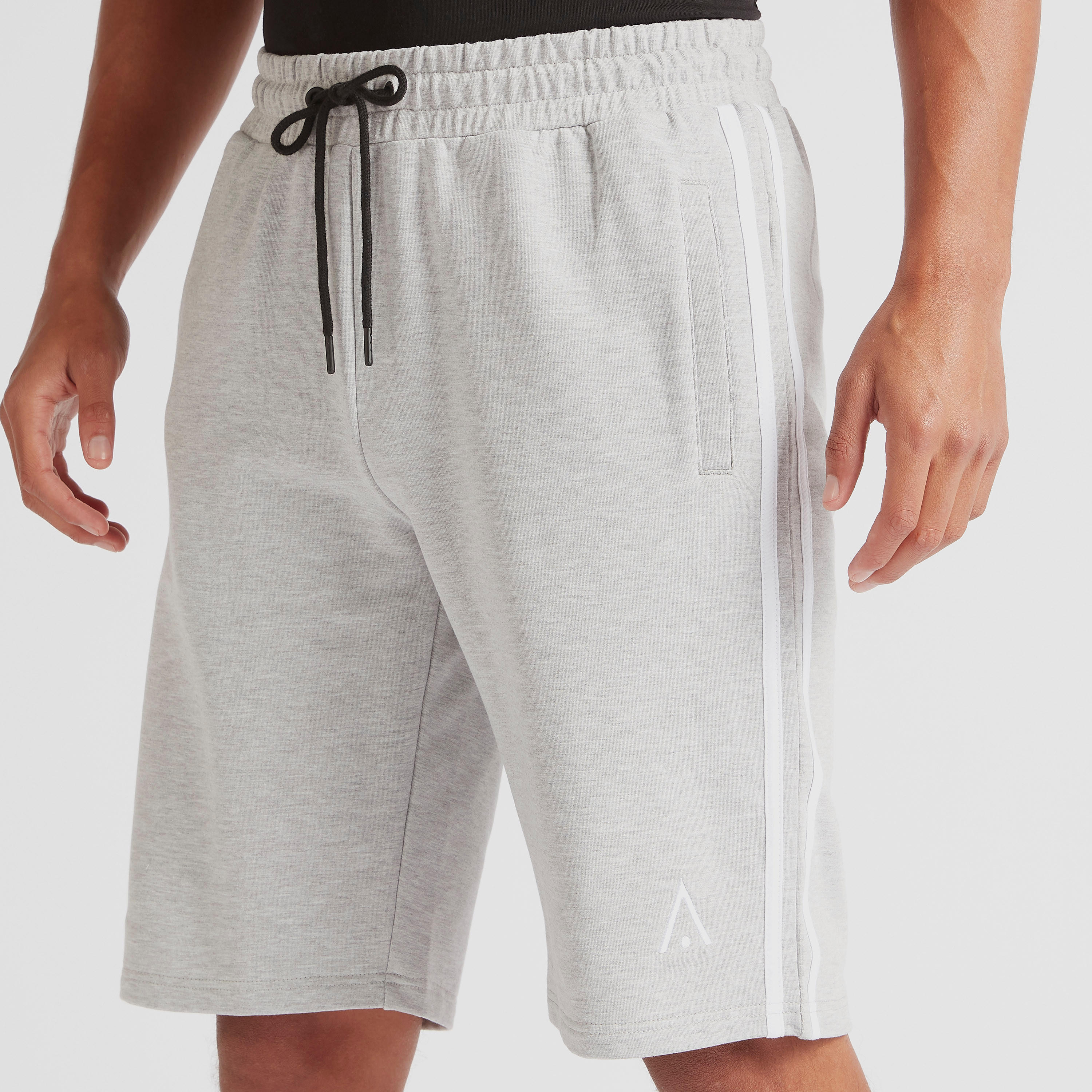 شورت بطول الركبة وجيوب ورباط إغلاق-men-clothing-sportswearandactivewear-bottoms-image-2