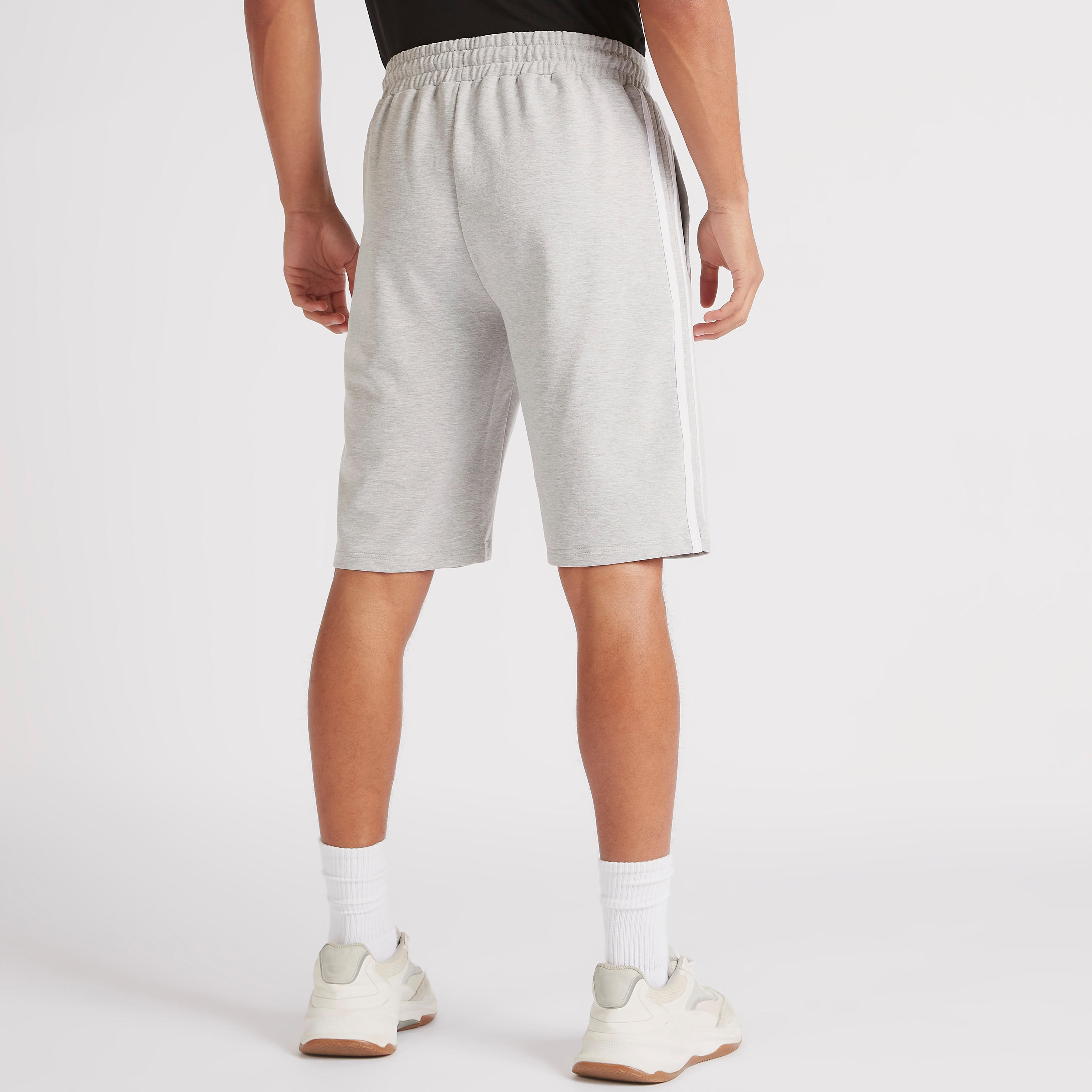 شورت بطول الركبة وجيوب ورباط إغلاق-men-clothing-sportswearandactivewear-bottoms-image-1