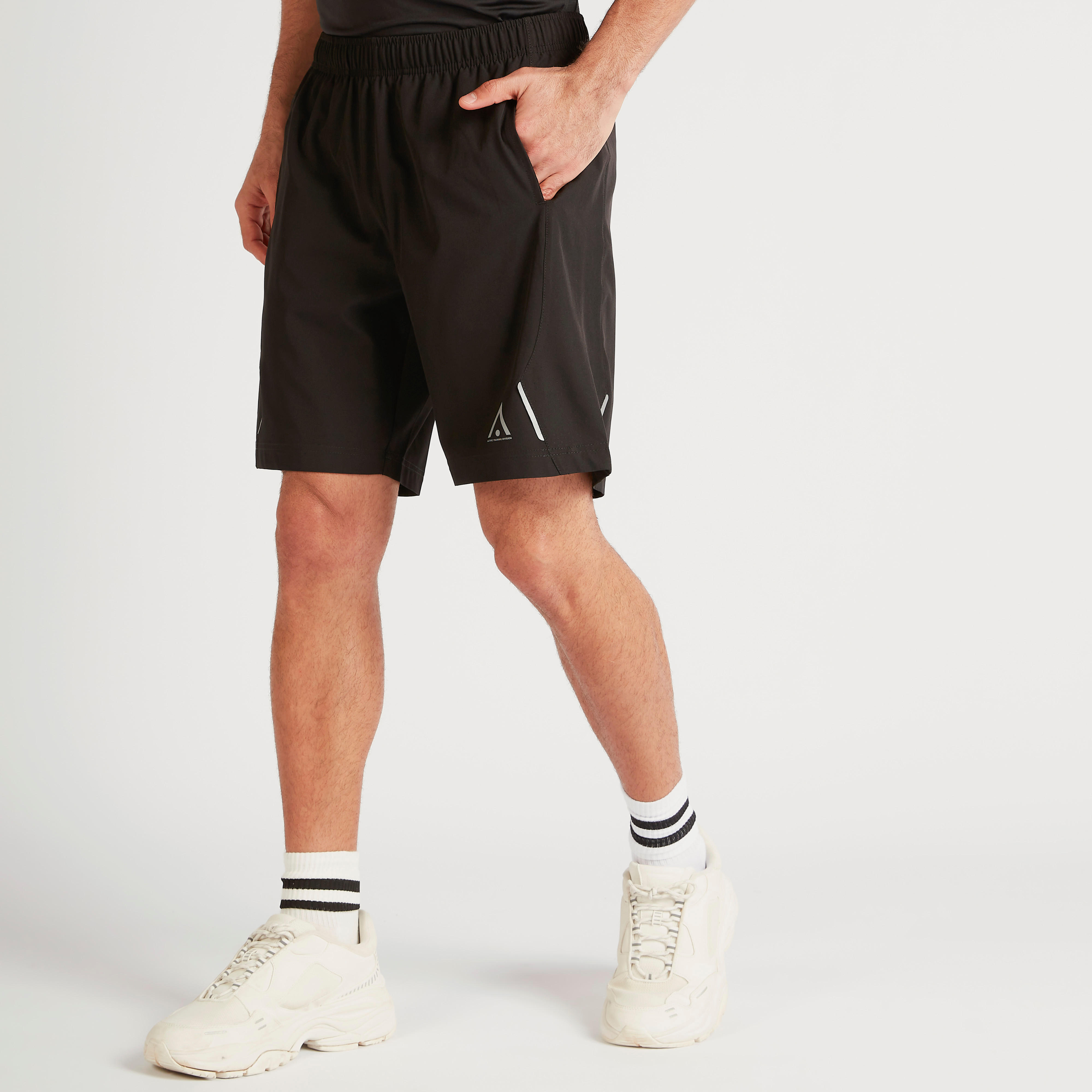 شورت سادة بخصر مطّاطي وجيوب-men-clothing-sportswearandactivewear-bottoms-image-4