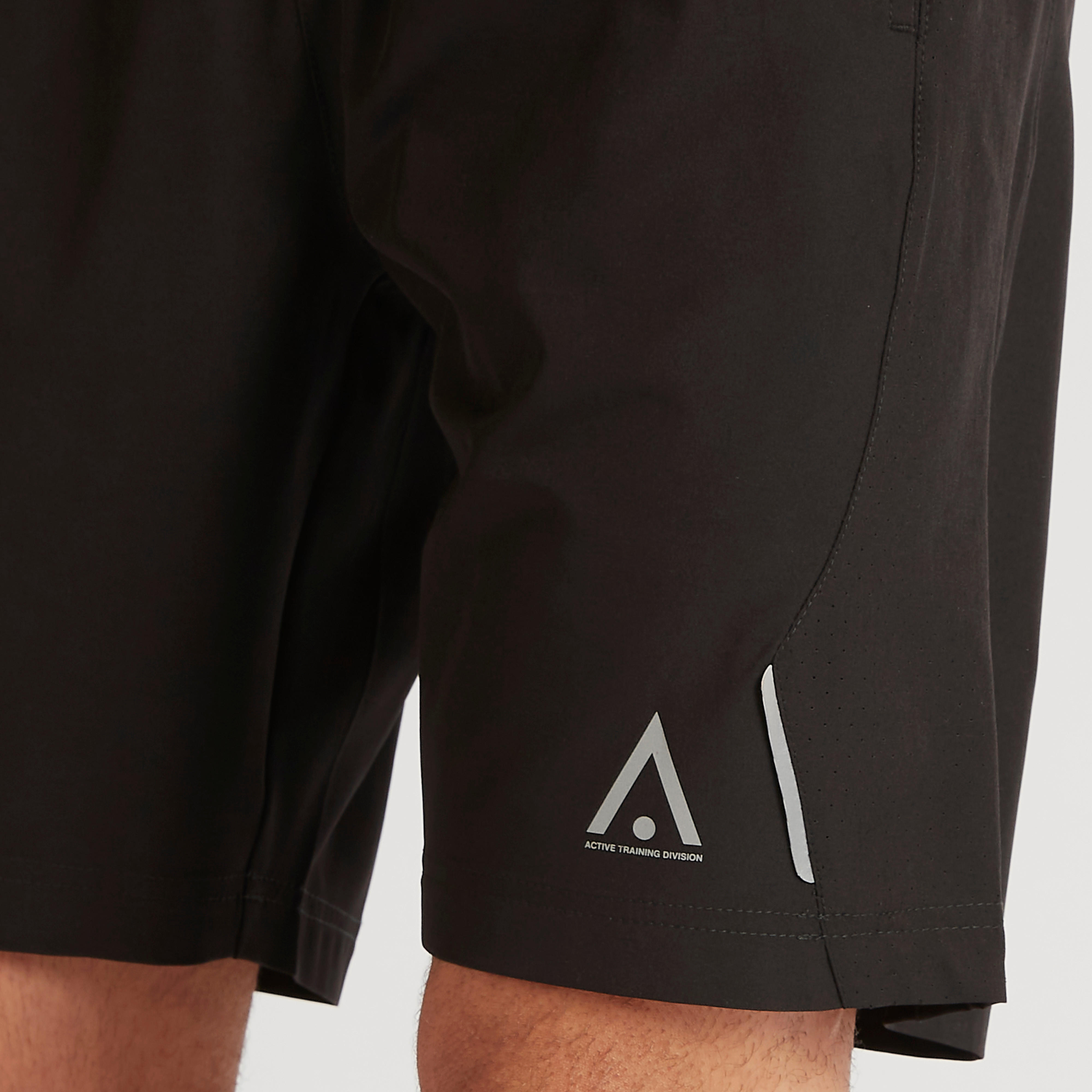 شورت سادة بخصر مطّاطي وجيوب-men-clothing-sportswearandactivewear-bottoms-image-2