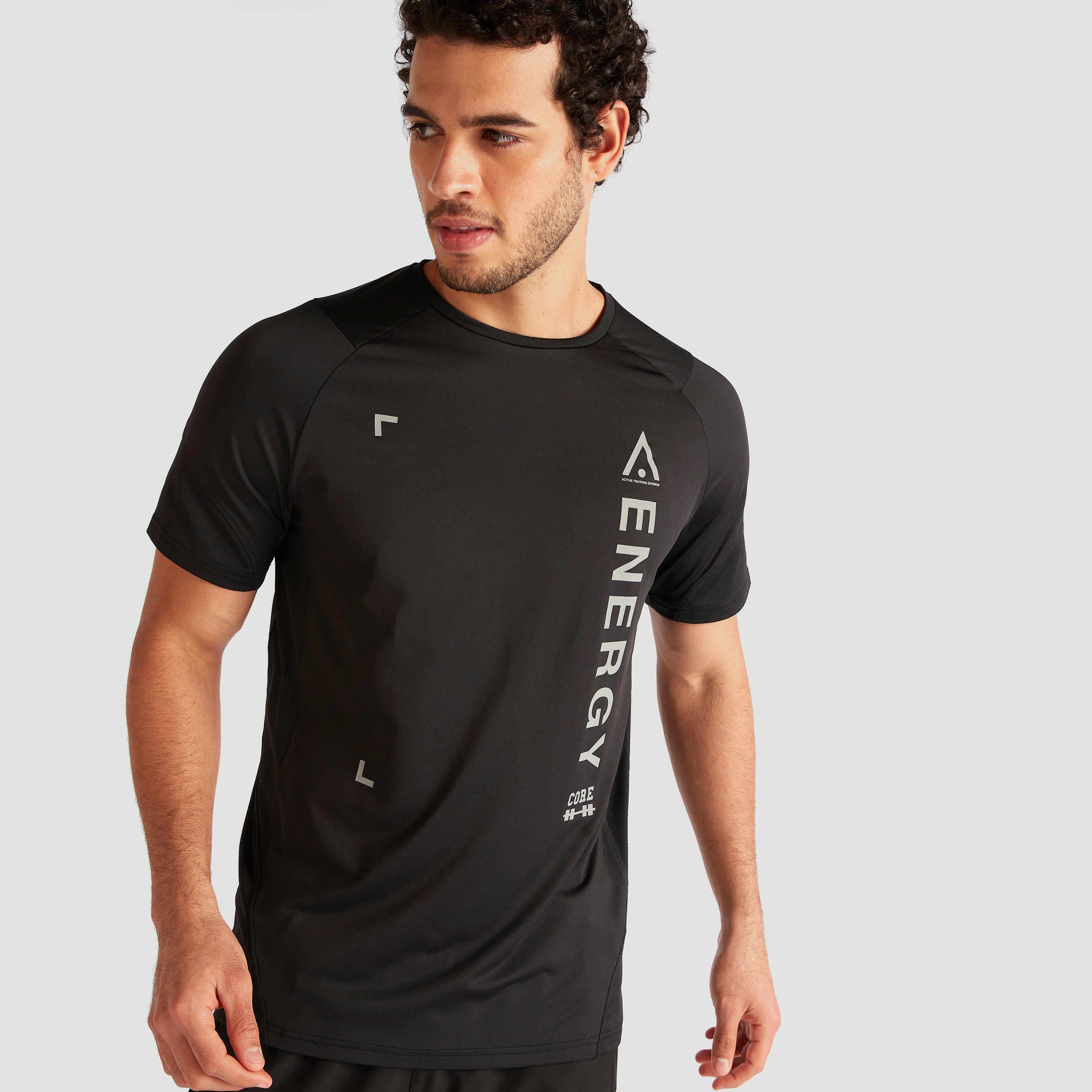 تيشيرت بياقة ضيّقة وأكمام قصيرة وطبعات-men-clothing-sportswearandactivewear-tshirtsandpolos-image-1
