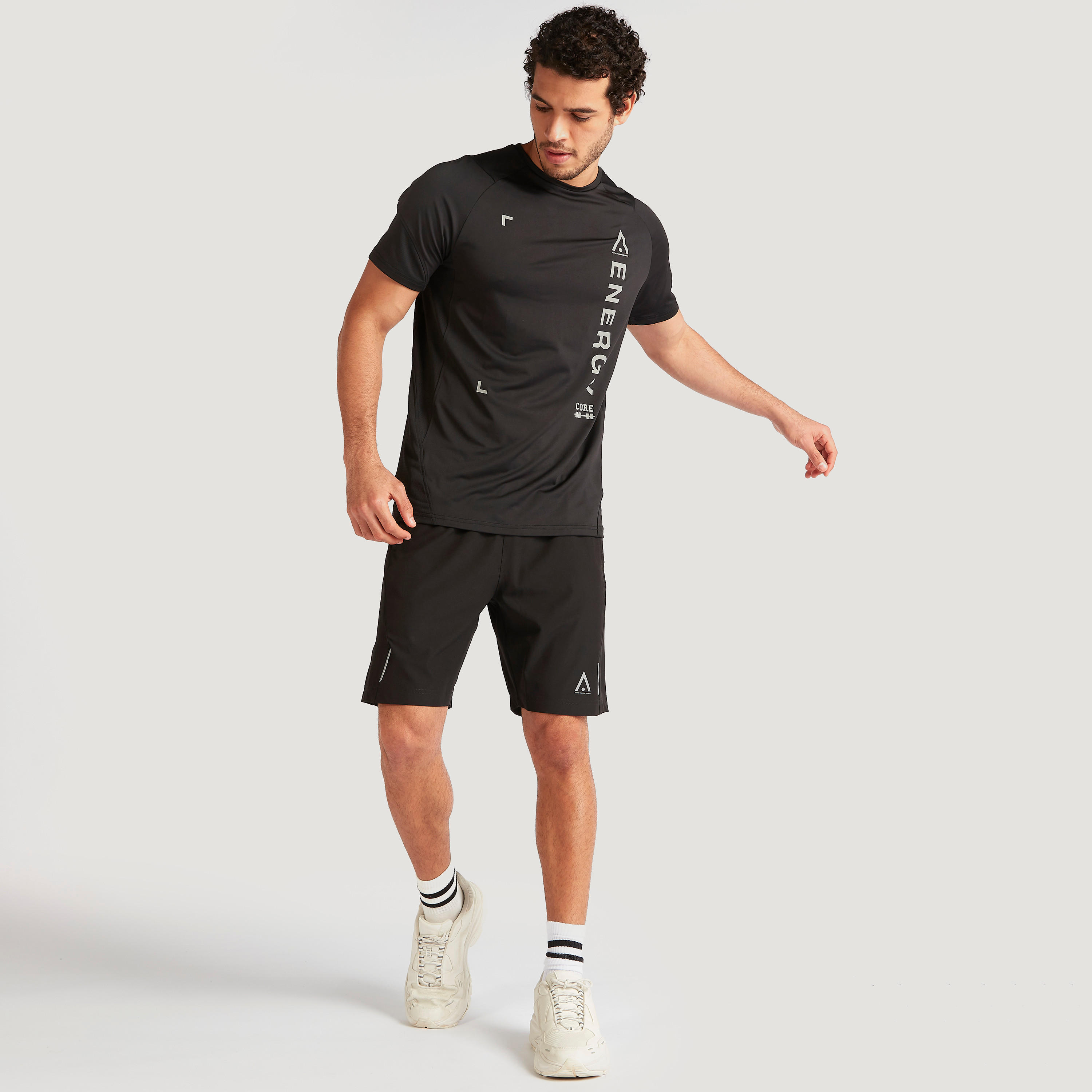 تيشيرت بياقة ضيّقة وأكمام قصيرة وطبعات-men-clothing-sportswearandactivewear-tshirtsandpolos-image-2