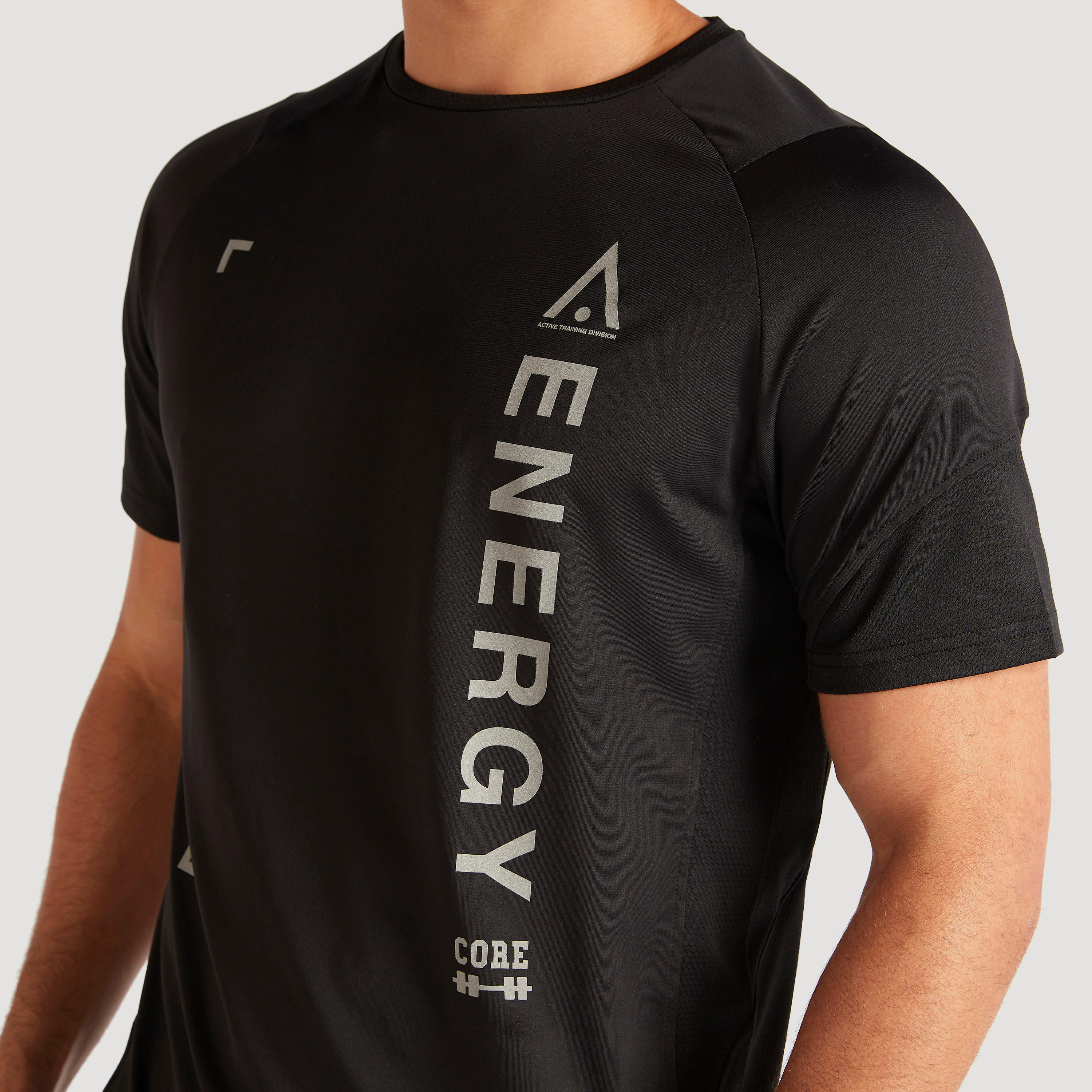 تيشيرت بياقة ضيّقة وأكمام قصيرة وطبعات-men-clothing-sportswearandactivewear-tshirtsandpolos-image-3