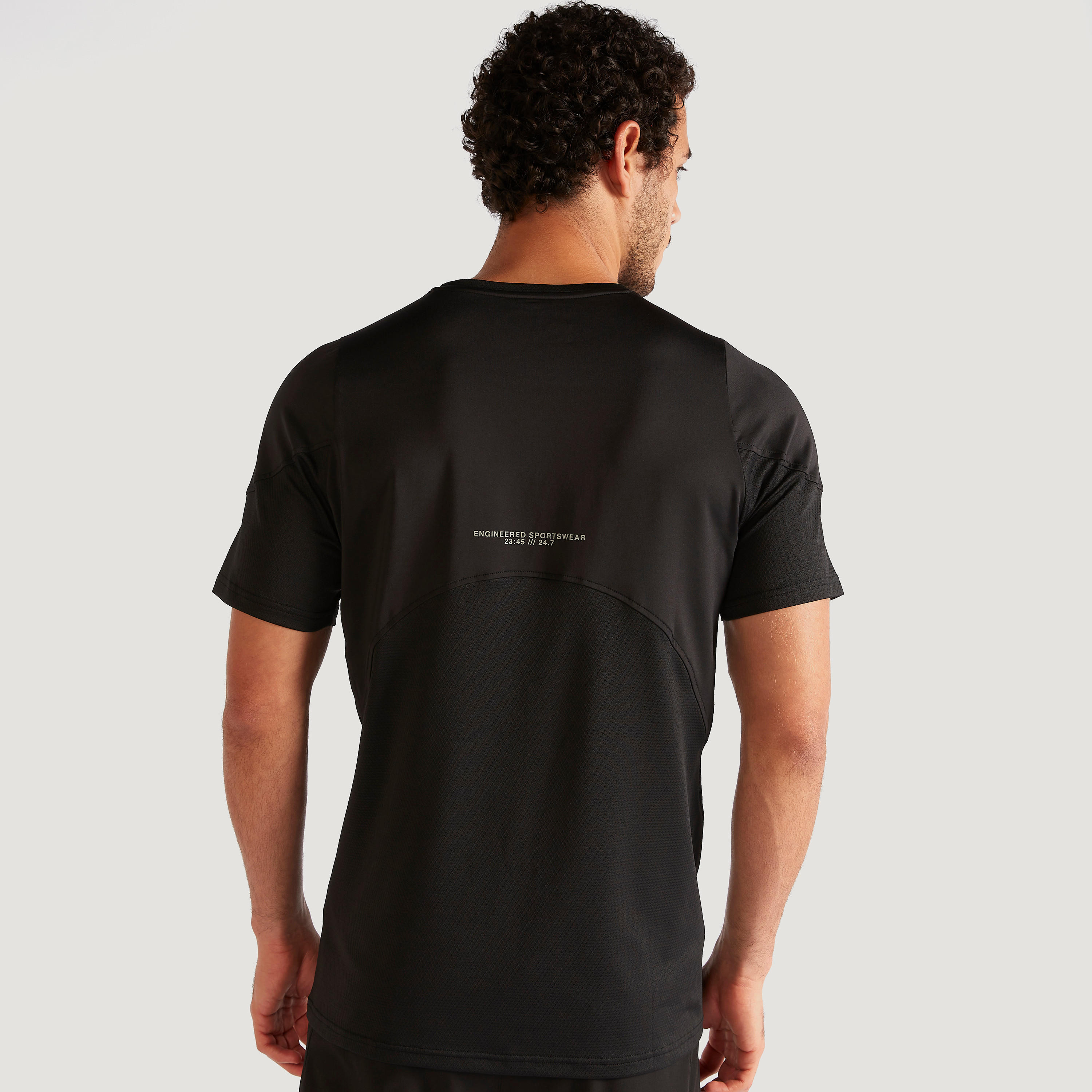 تيشيرت بياقة ضيّقة وأكمام قصيرة وطبعات-men-clothing-sportswearandactivewear-tshirtsandpolos-image-4